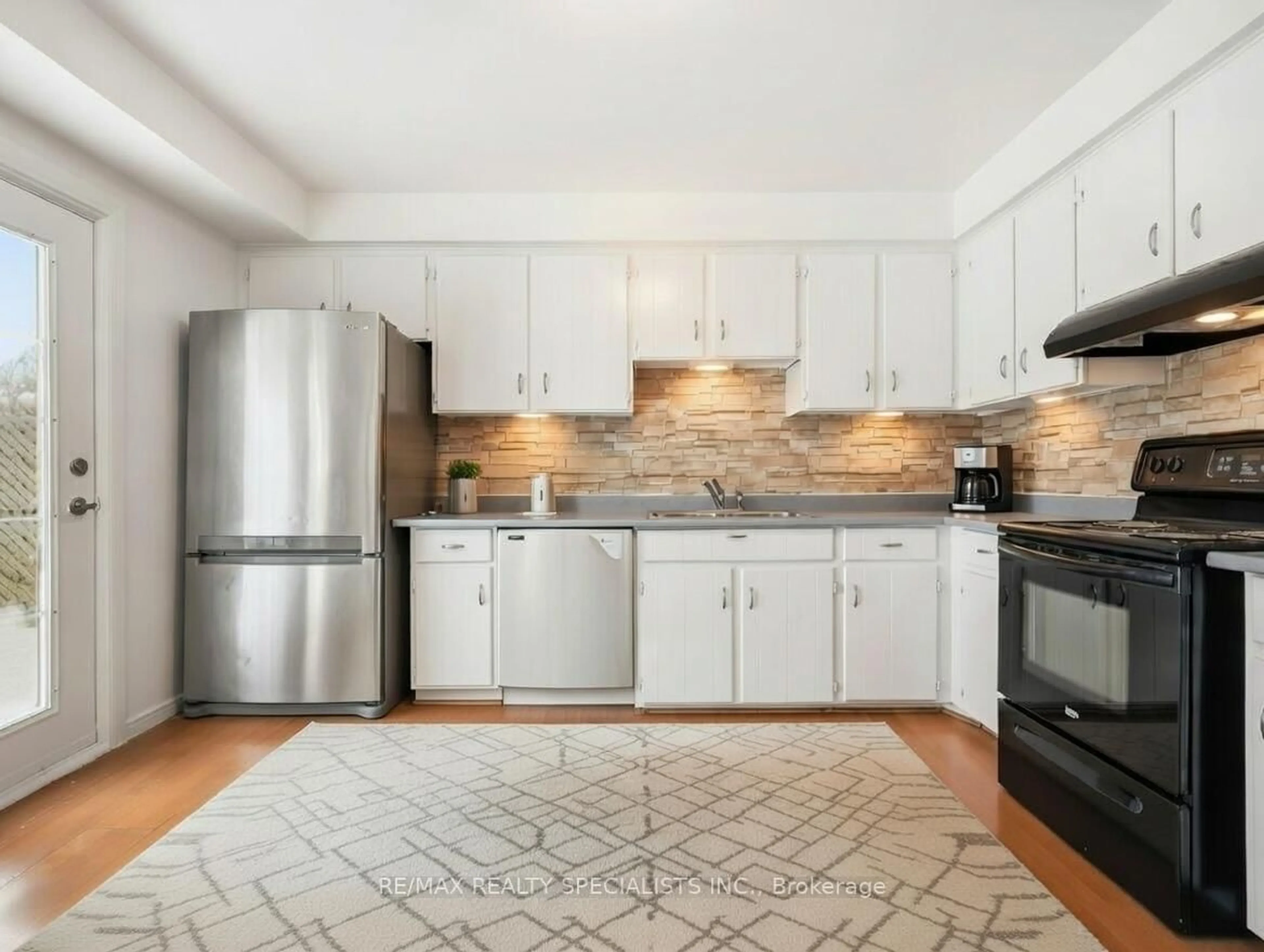 Open concept kitchen, unknown for 32 Courtleigh Sq, Brampton Ontario L6Z 1J3