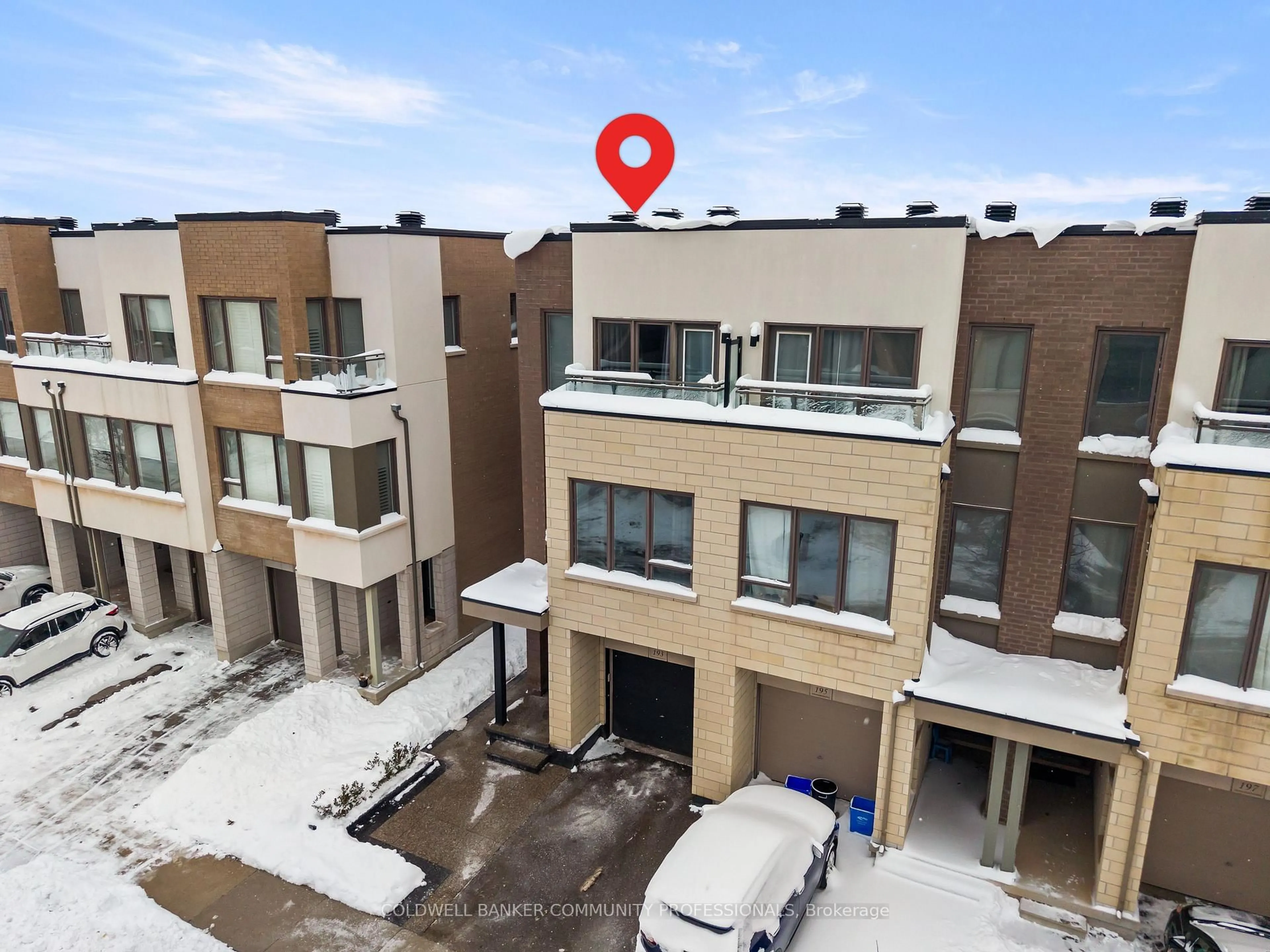 A pic from outside/outdoor area/front of a property/back of a property/a pic from drone, building for 193 Huguenot Rd, Oakville Ontario L6H 0L6