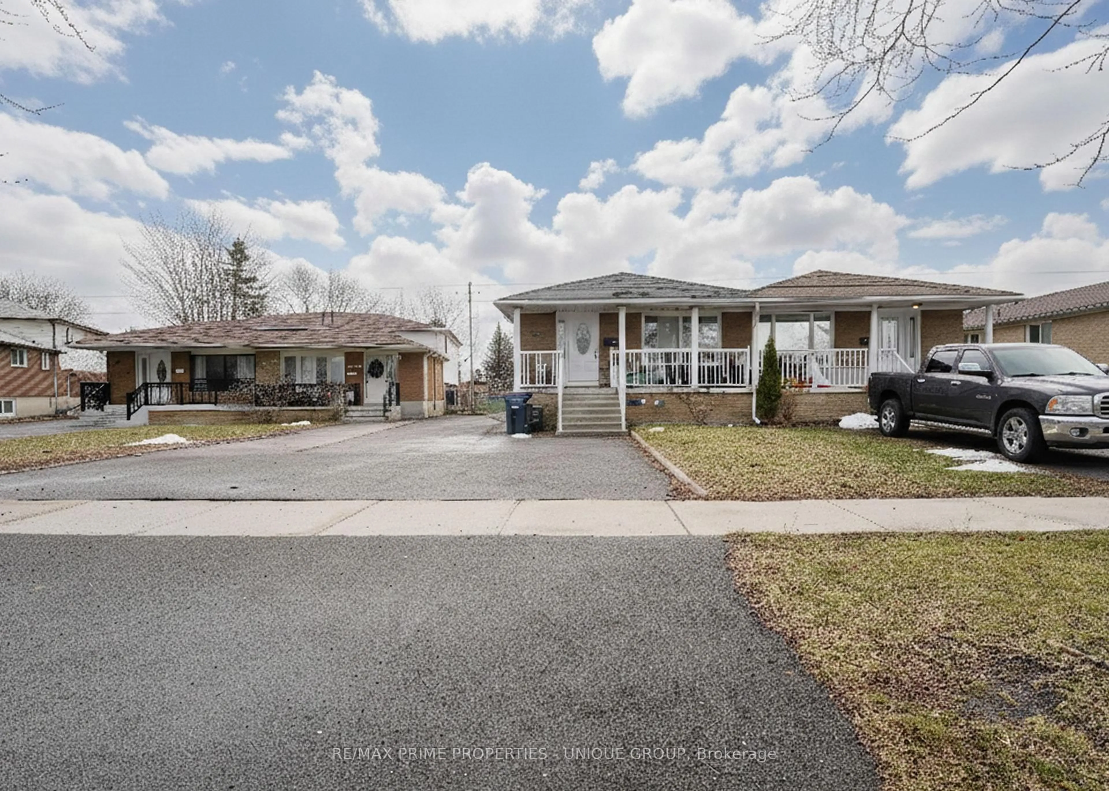 A pic from outside/outdoor area/front of a property/back of a property/a pic from drone, street for 7001 Chigwel Crt, Mississauga Ontario L4T 1N3