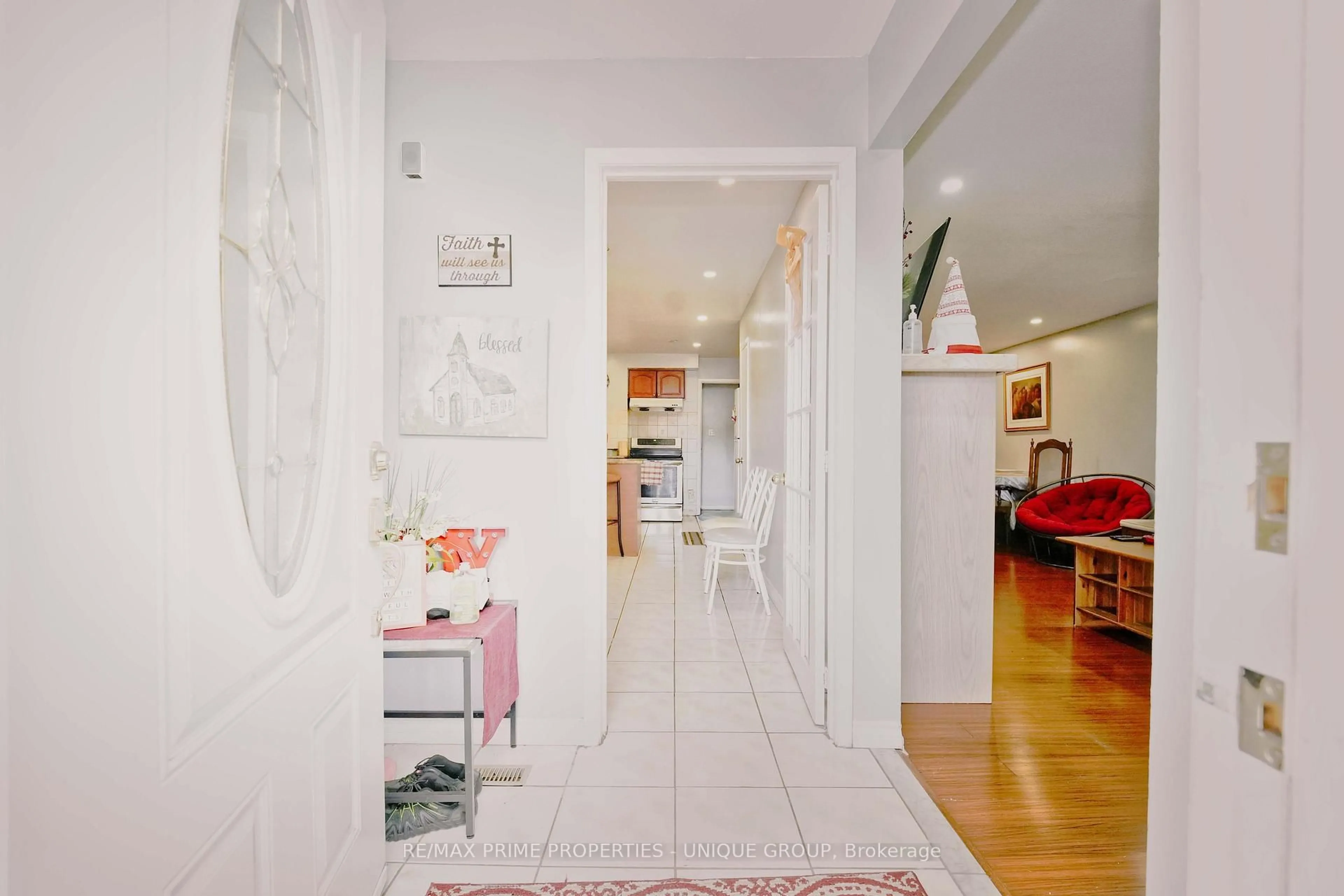 Indoor entryway for 7001 Chigwel Crt, Mississauga Ontario L4T 1N3