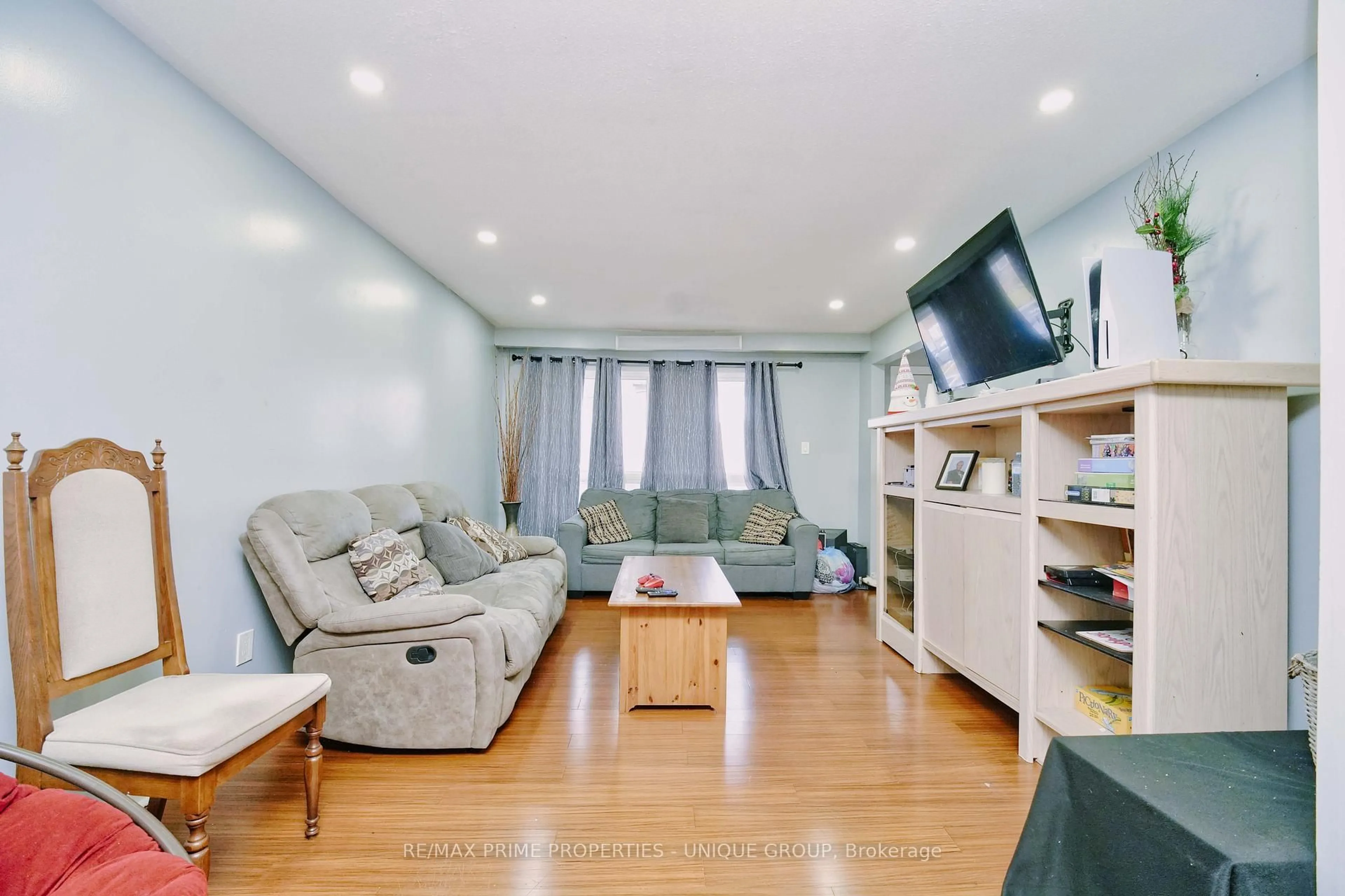 Living room with furniture, wood/laminate floor for 7001 Chigwel Crt, Mississauga Ontario L4T 1N3