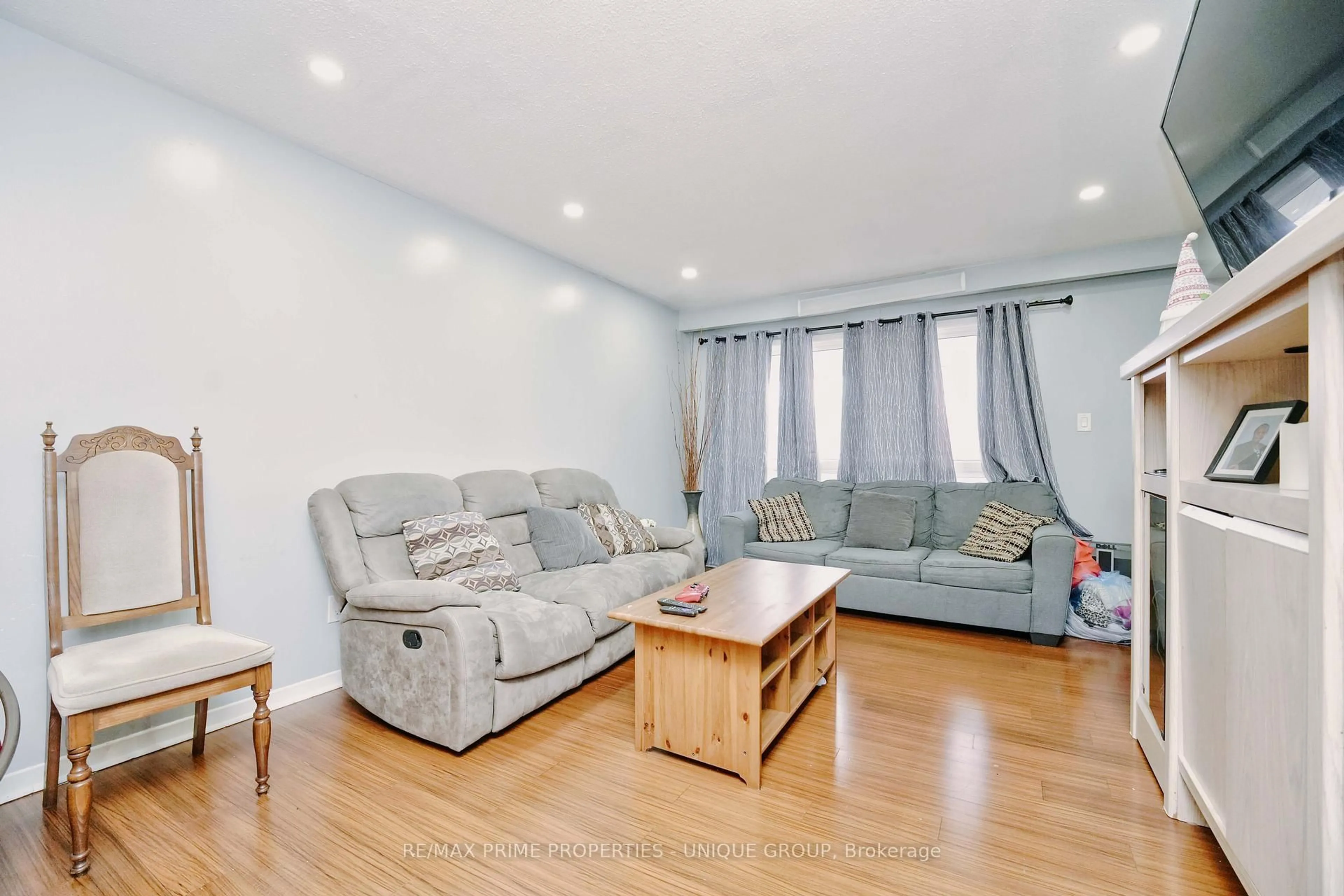 Living room with furniture, wood/laminate floor for 7001 Chigwel Crt, Mississauga Ontario L4T 1N3