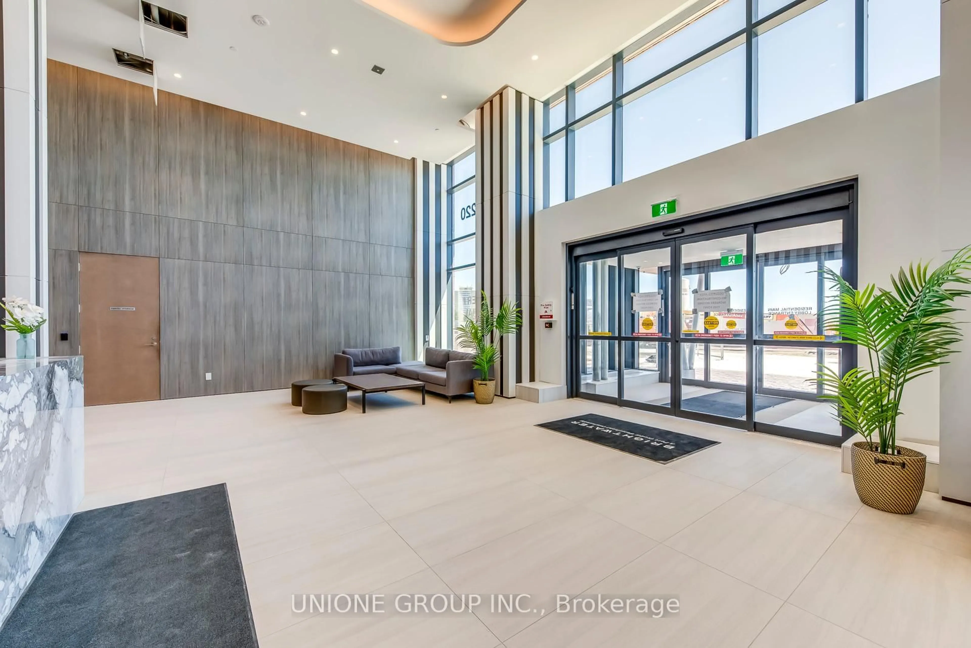 Indoor foyer for 220 Missinnihe Way #1015, Mississauga Ontario L5H 0A9