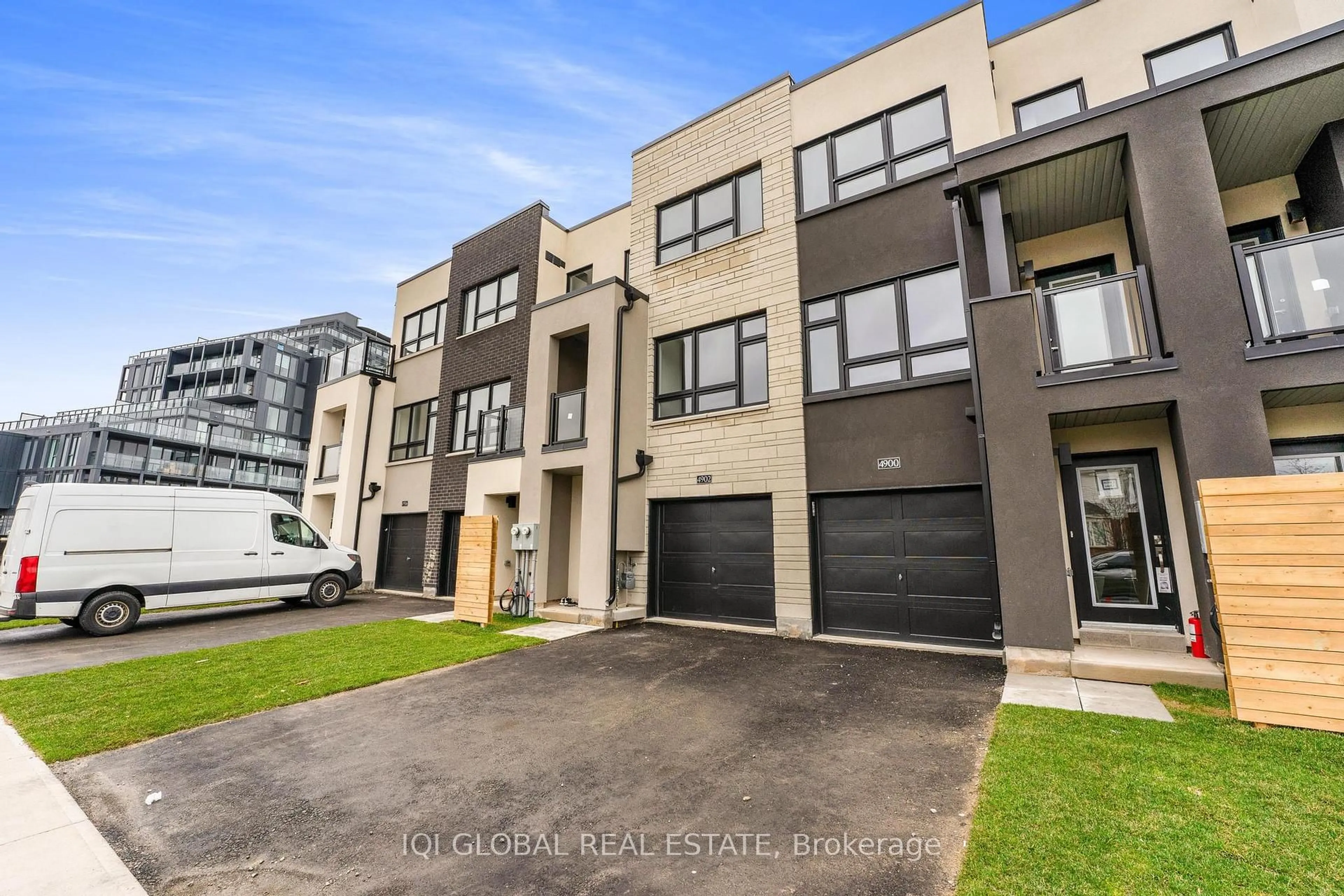 A pic from outside/outdoor area/front of a property/back of a property/a pic from drone, street for 4902 Valera Rd, Burlington Ontario L7M 2A9