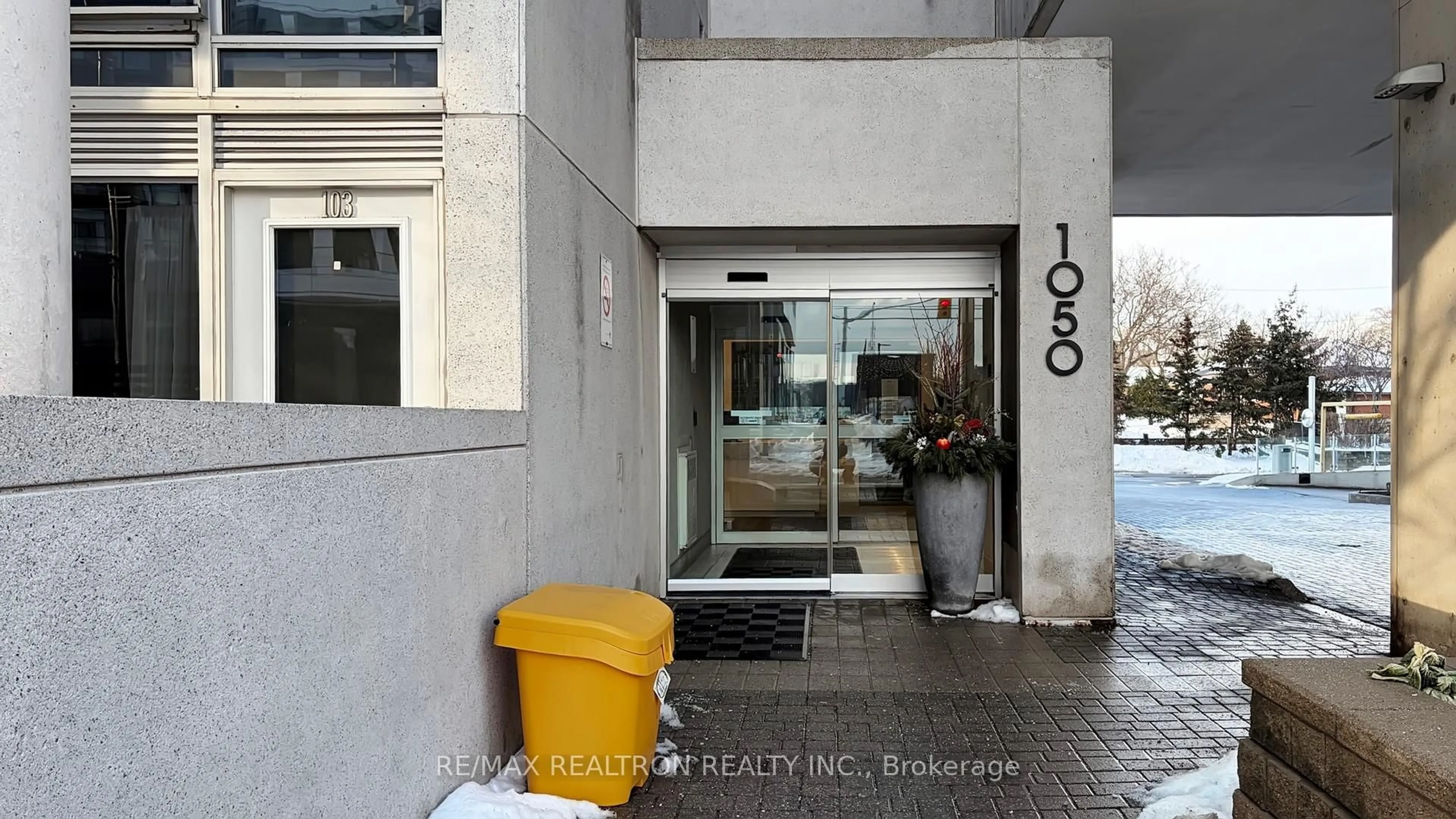 Indoor foyer for 1050 The Queensway Ave #217, Toronto Ontario M8Z 0A8