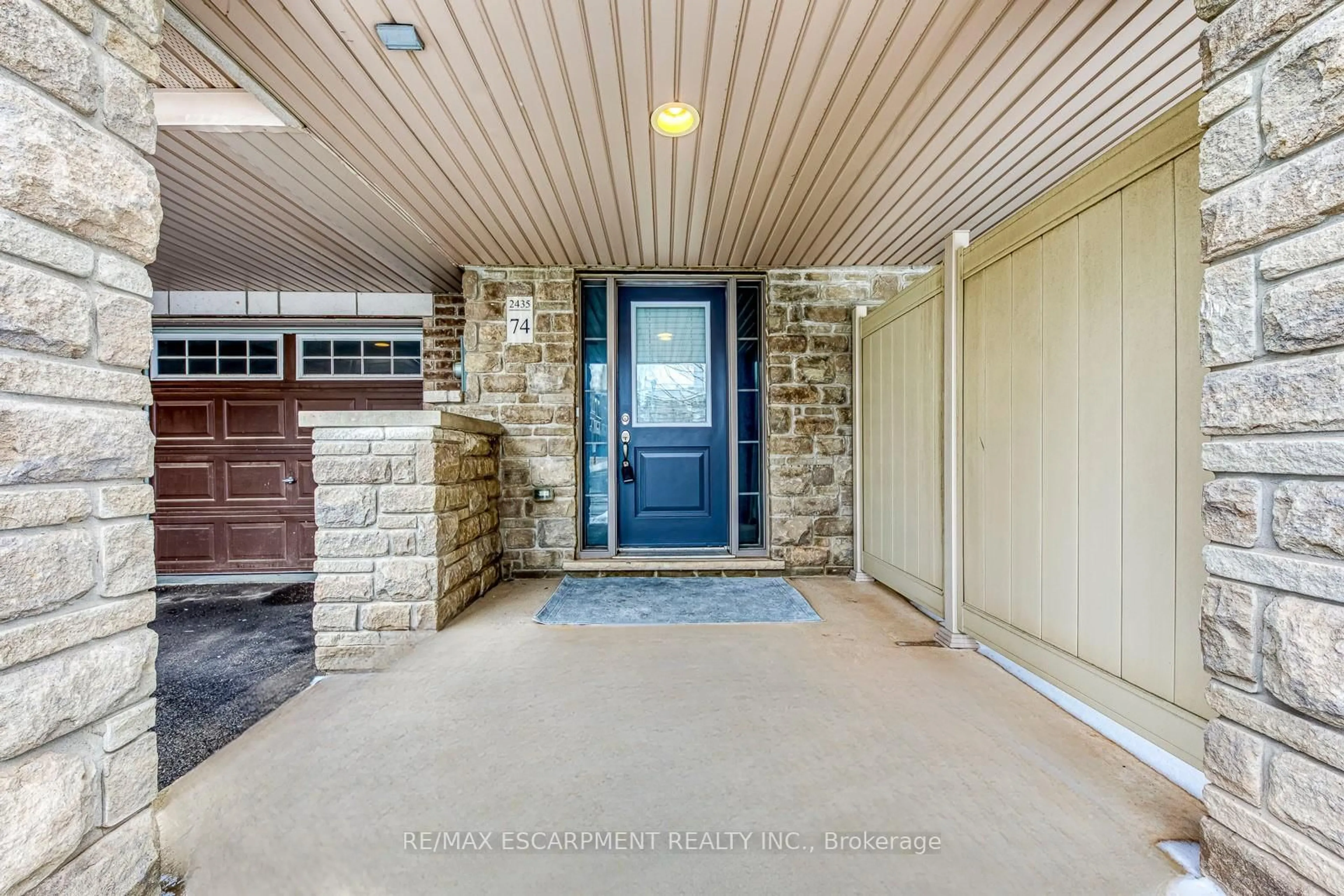 Indoor entryway for 2435 Greenwich Dr #74, Oakville Ontario L6M 0S4