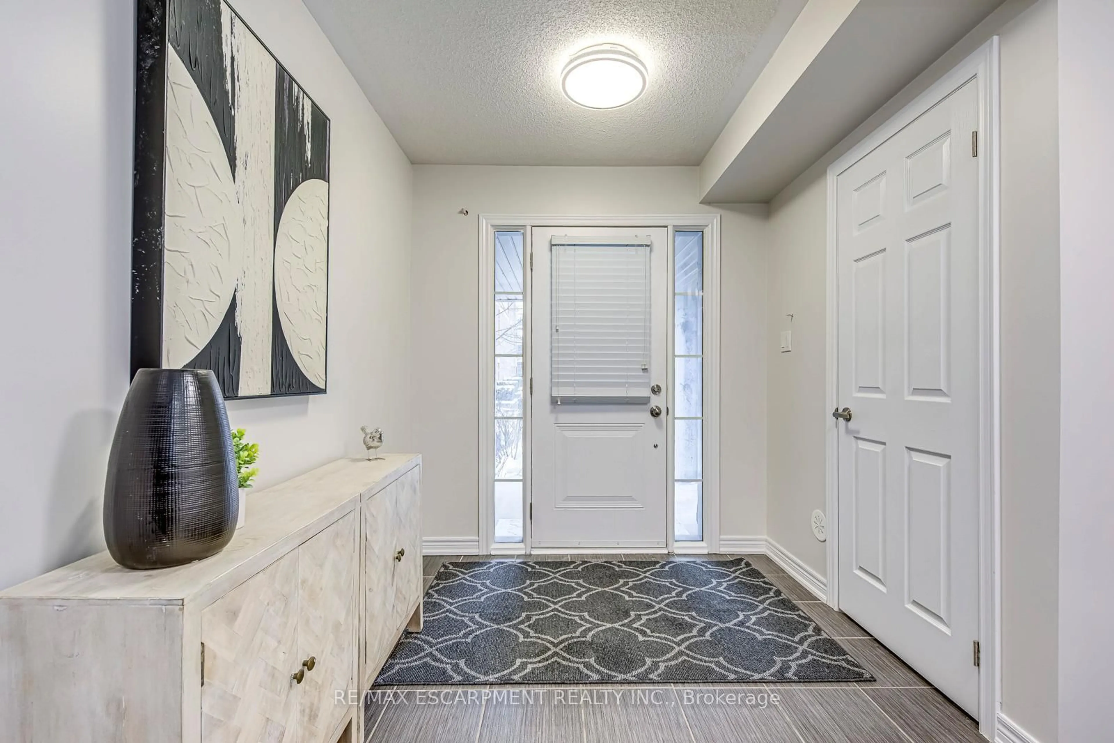 Indoor entryway for 2435 Greenwich Dr #74, Oakville Ontario L6M 0S4