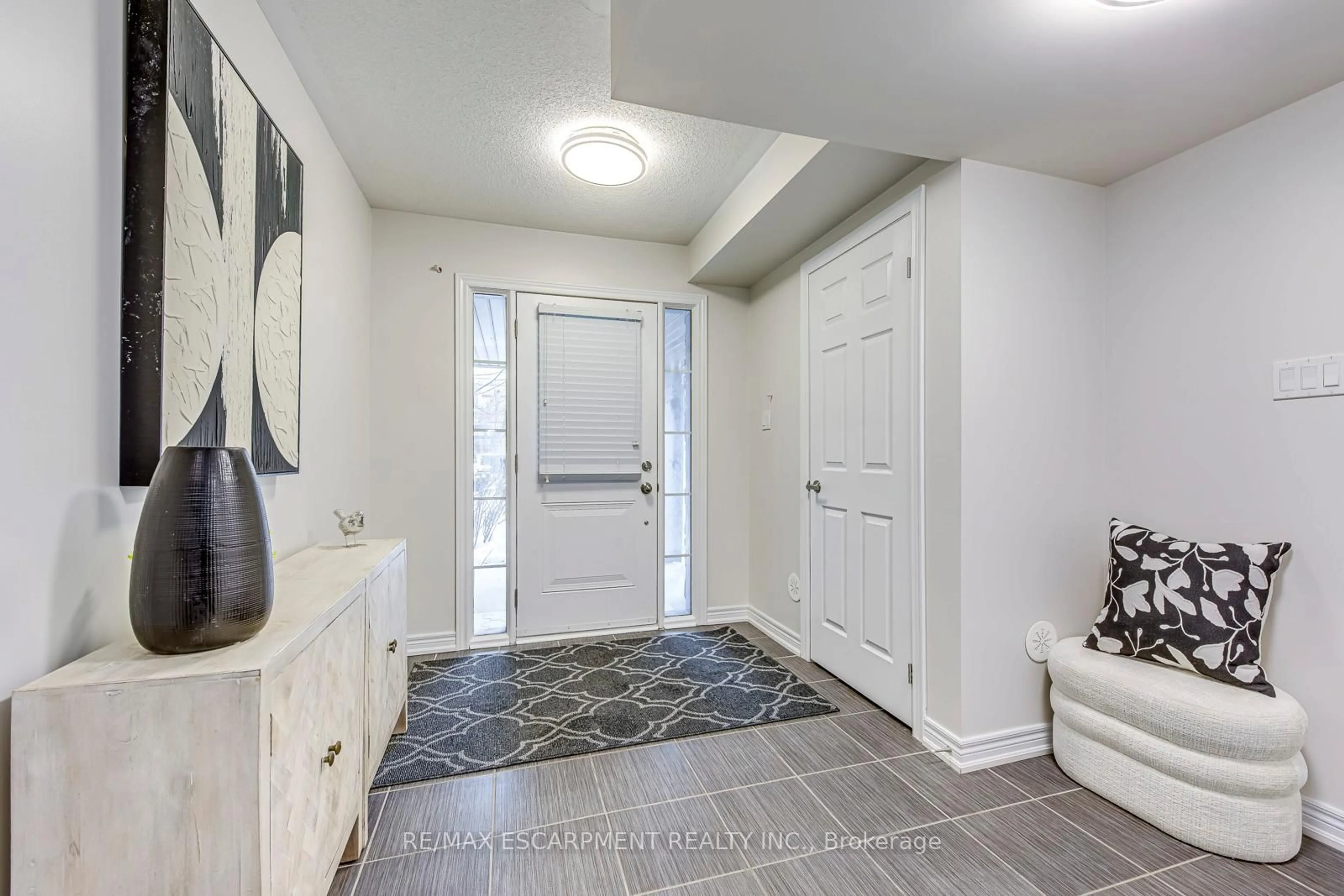 Indoor entryway for 2435 Greenwich Dr #74, Oakville Ontario L6M 0S4
