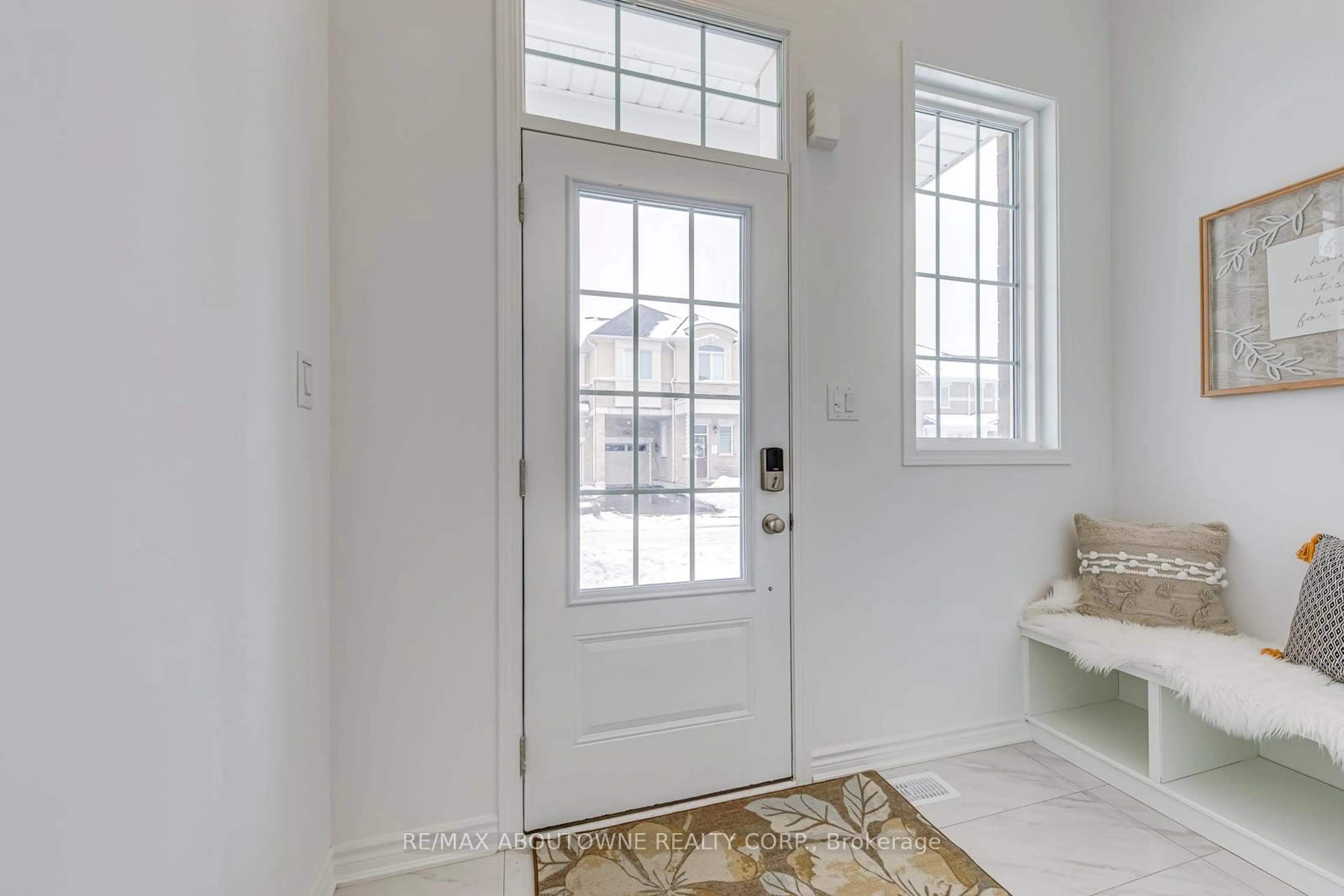 Indoor entryway for 1363 Copley Crt, Milton Ontario L9E 2E7