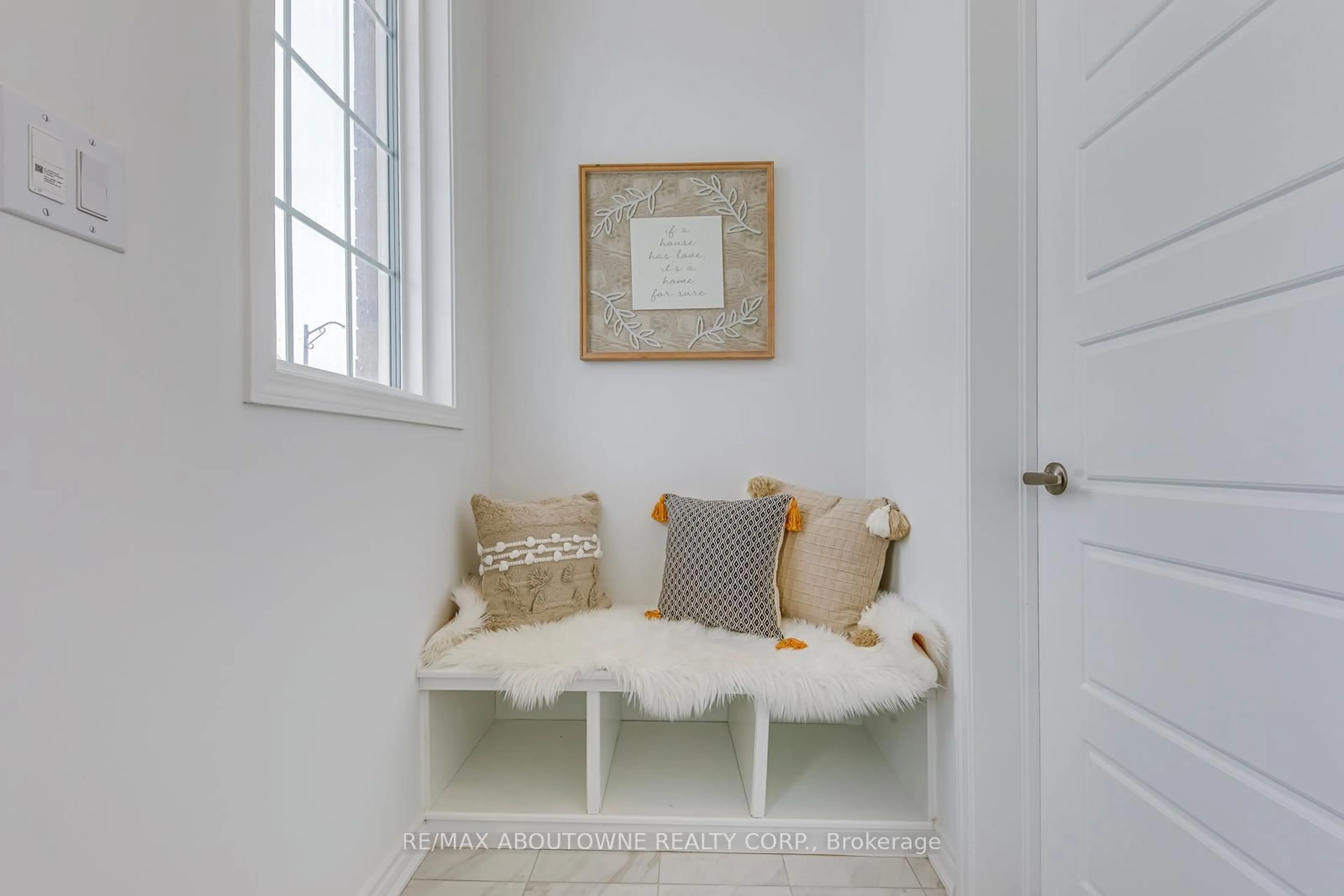 Indoor entryway for 1363 Copley Crt, Milton Ontario L9E 2E7