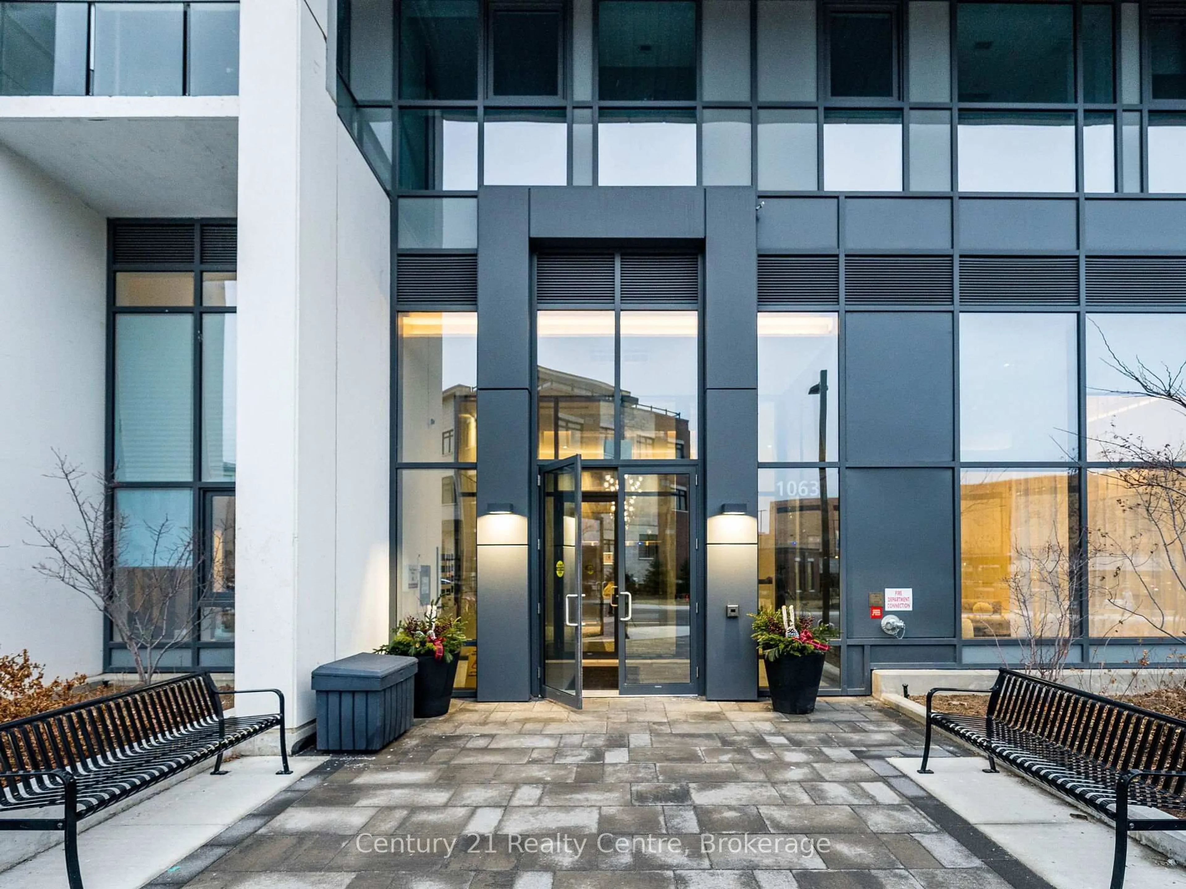 Indoor foyer for 1063 Douglas McCurdy Common #303, Mississauga Ontario L5G 0C5