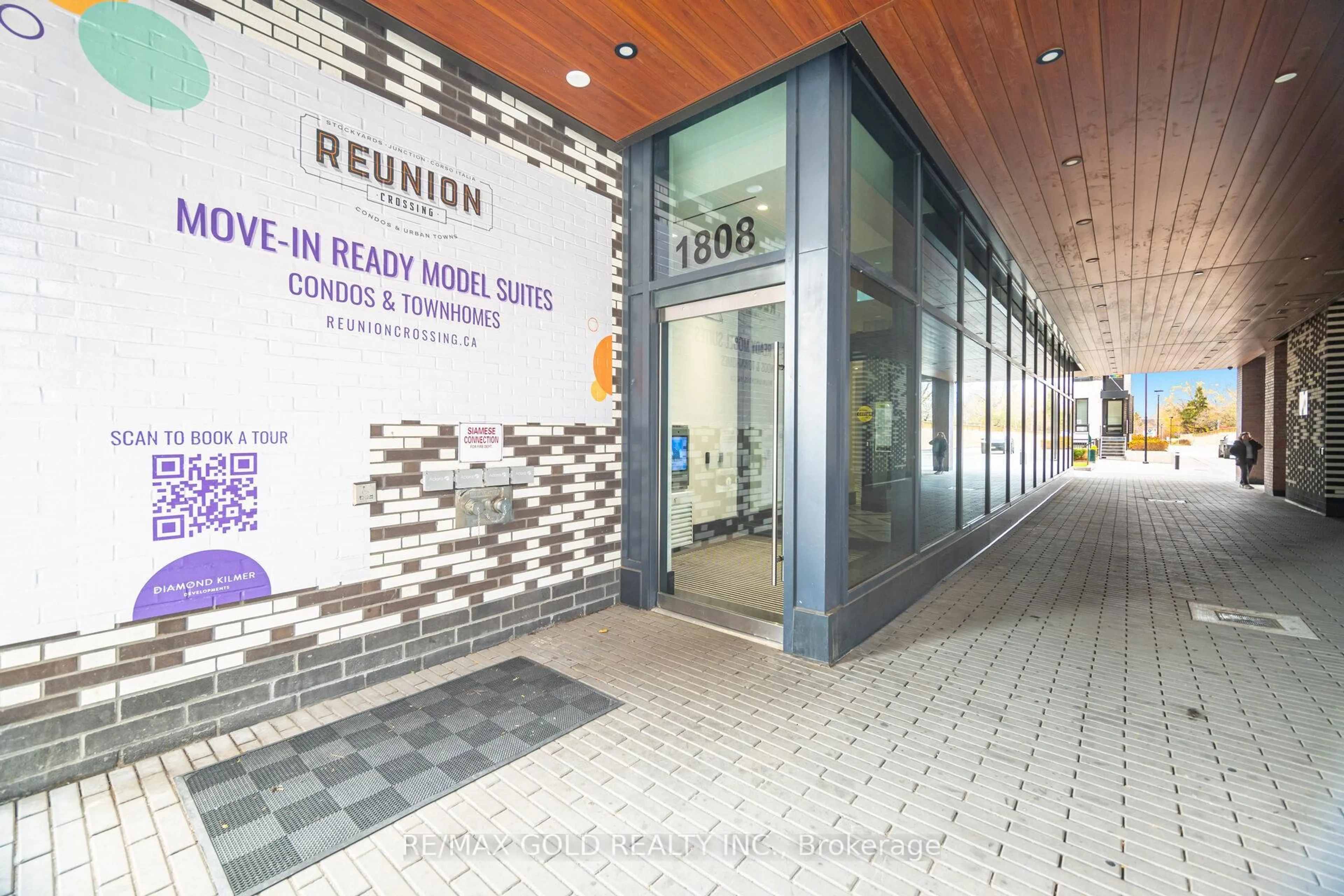 Indoor foyer for 1808 St.Clair Ave #405, Toronto Ontario M6N 0C1