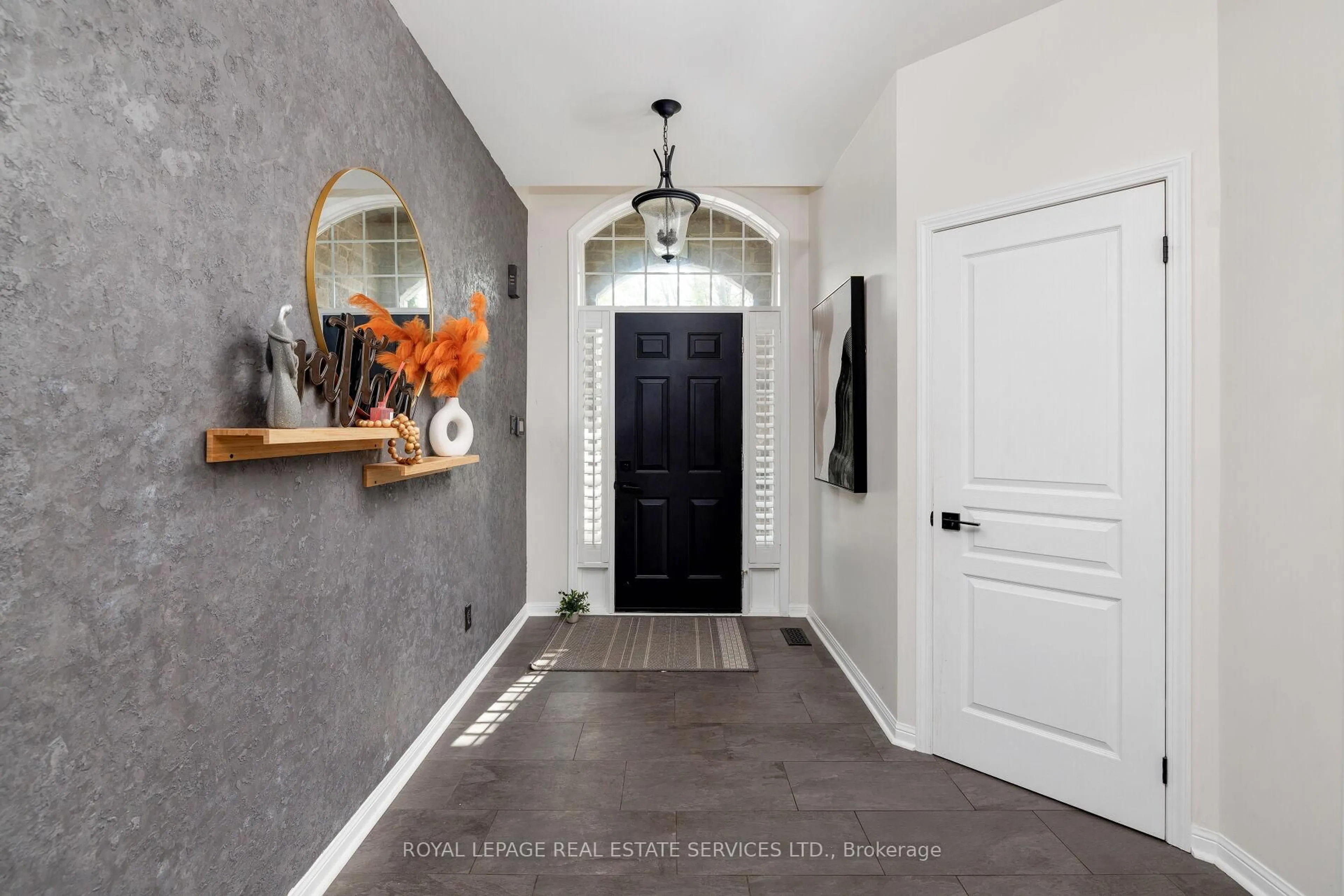 Indoor entryway for 2202 Brookhaven Cres, Oakville Ontario L6M 5B8