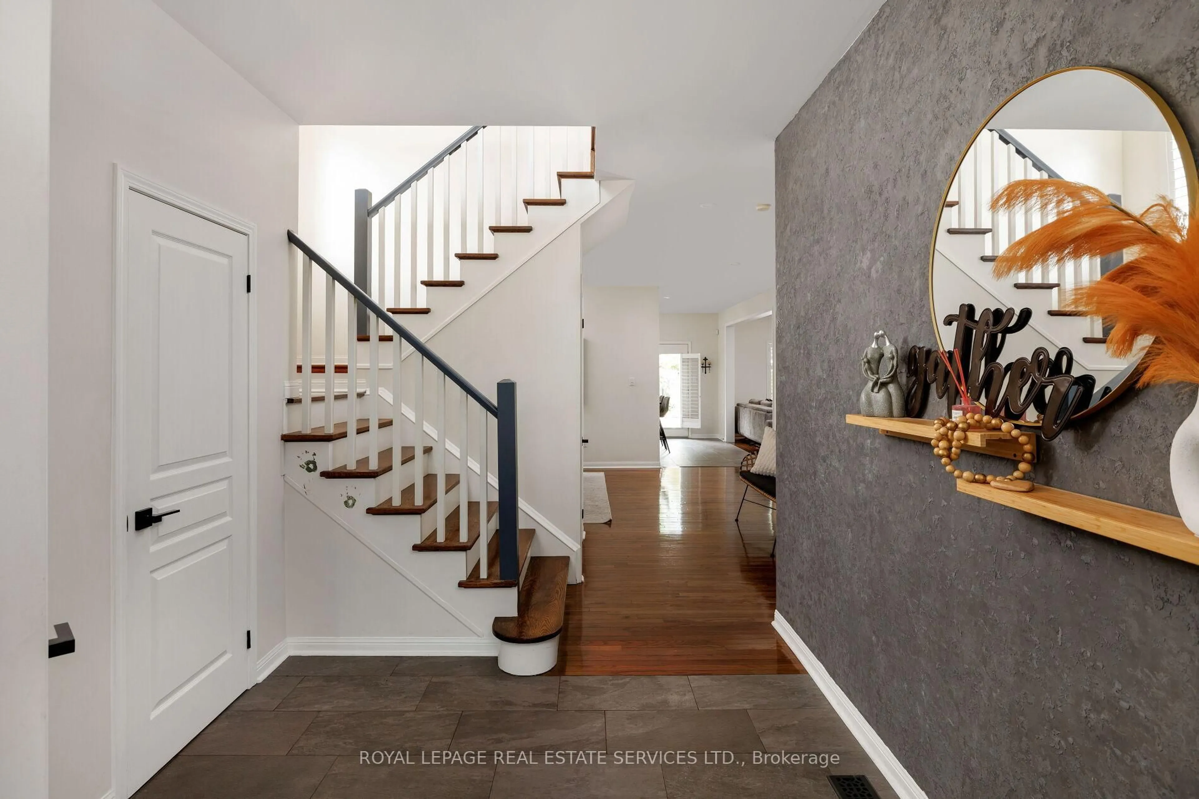 Indoor entryway for 2202 Brookhaven Cres, Oakville Ontario L6M 5B8