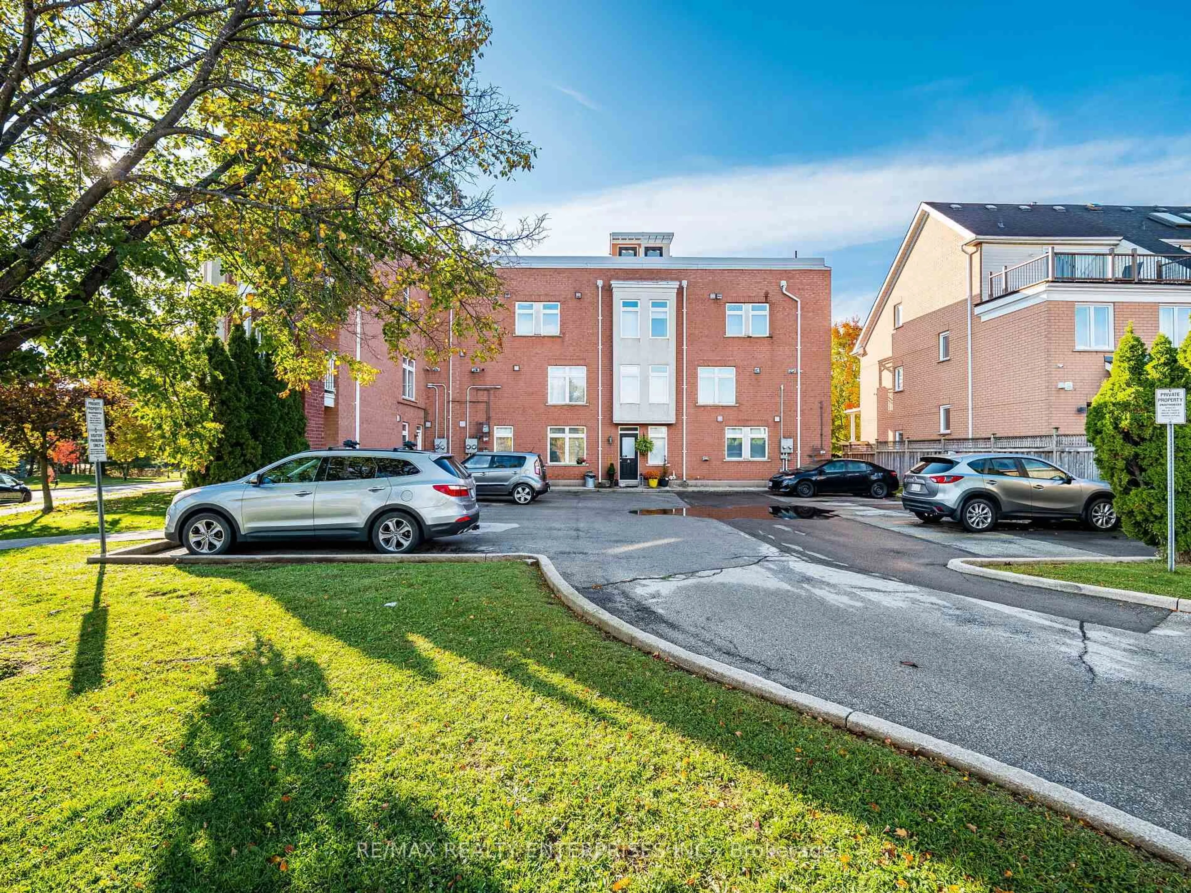 A pic from outside/outdoor area/front of a property/back of a property/a pic from drone, building for 2386 Munns Ave, Oakville Ontario L6H 6G9