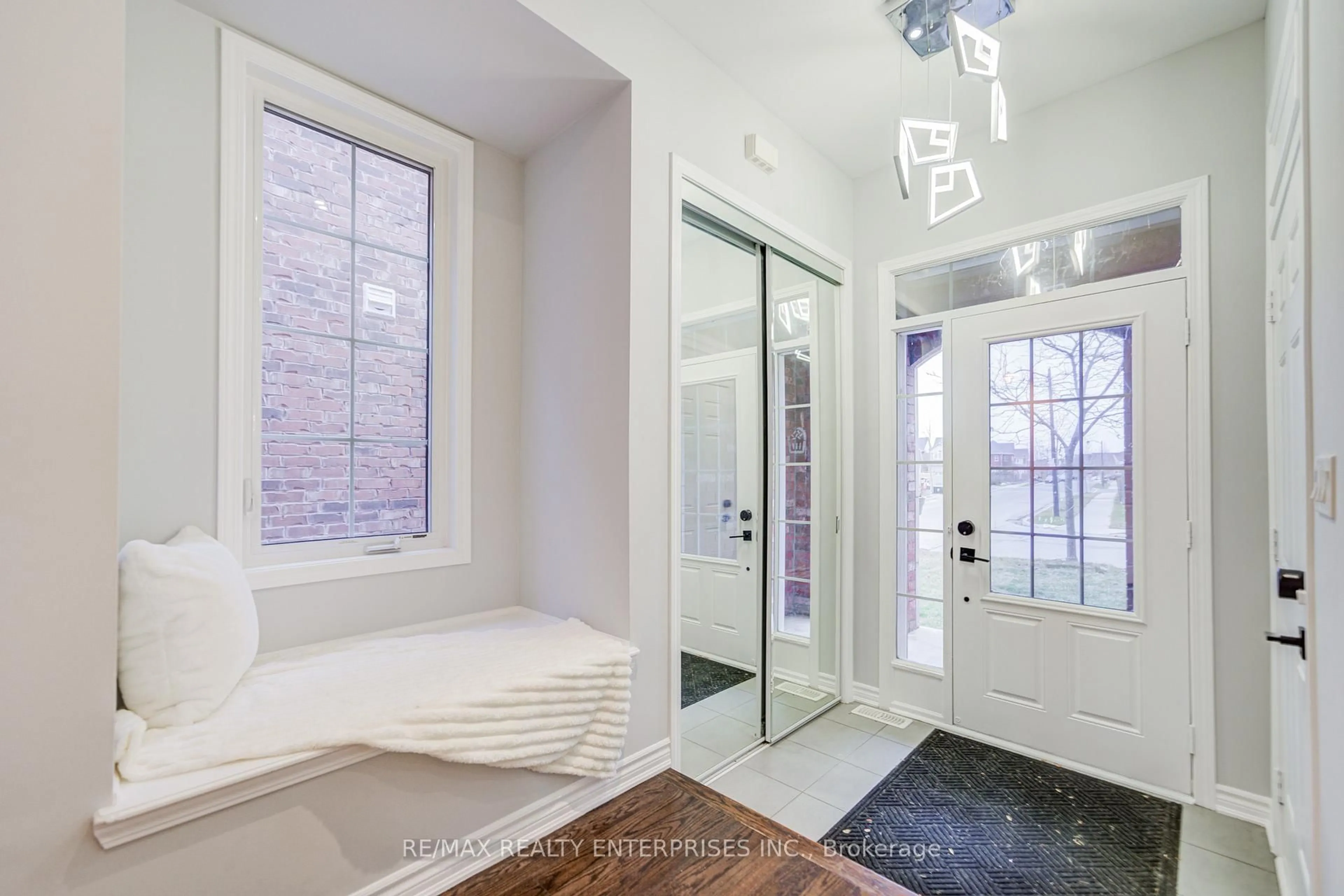 Indoor entryway for 342 Powadiuk Pl, Milton Ontario L9T 8Y1