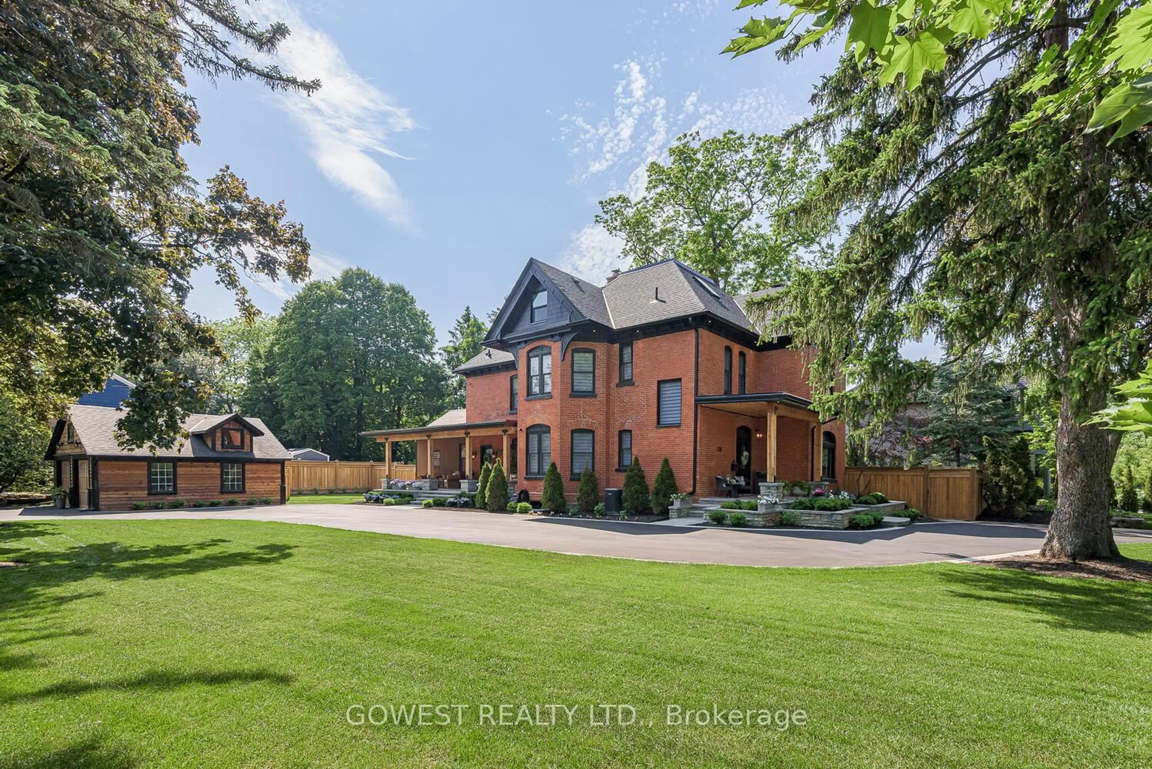 A pic from outside/outdoor area/front of a property/back of a property/a pic from drone, unknown for 376 Chartwell Rd, Oakville Ontario L6J 4A3