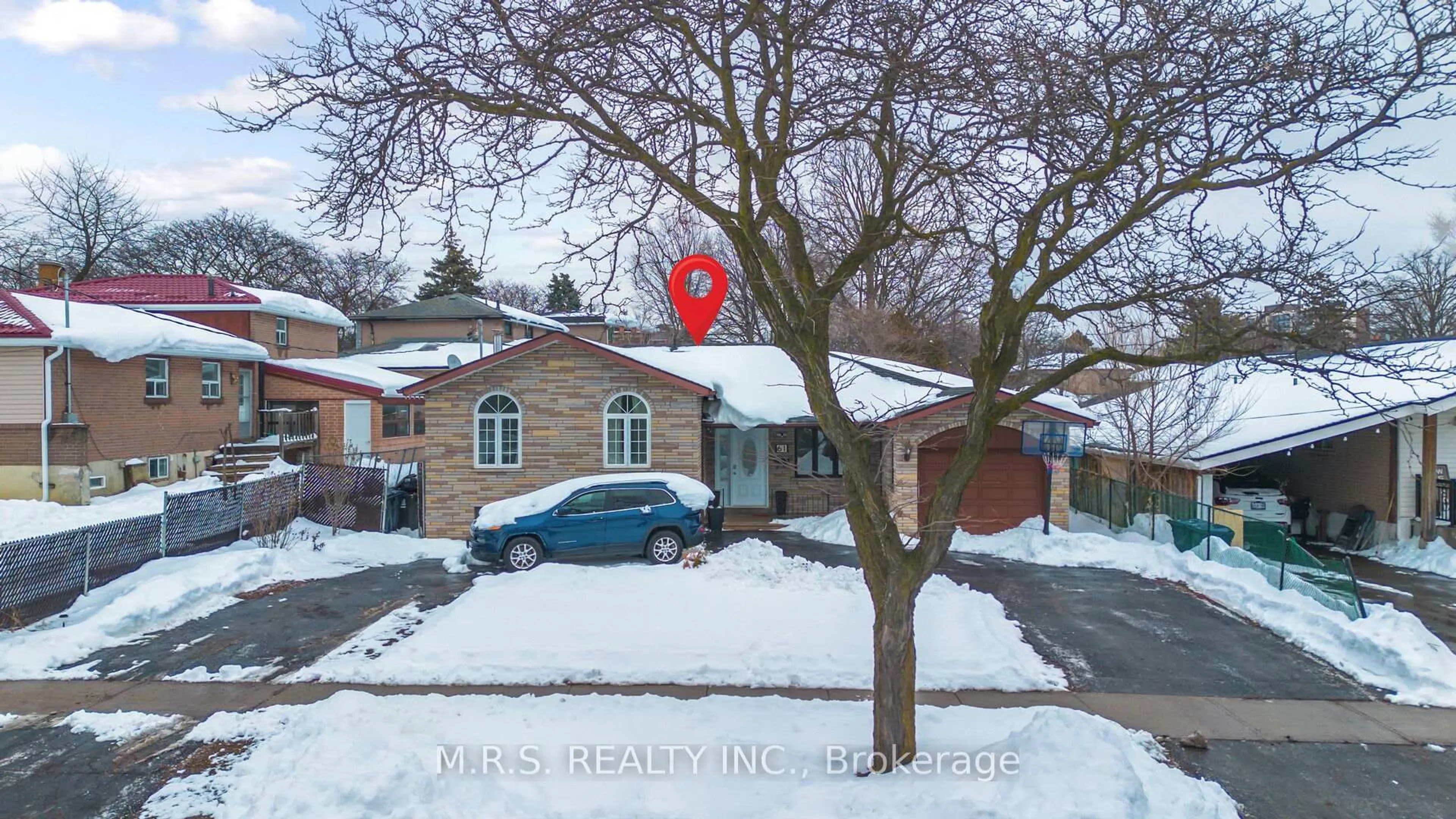 A pic from outside/outdoor area/front of a property/back of a property/a pic from drone, street for 61 Bloomington Cres, Toronto Ontario M3N 1R2