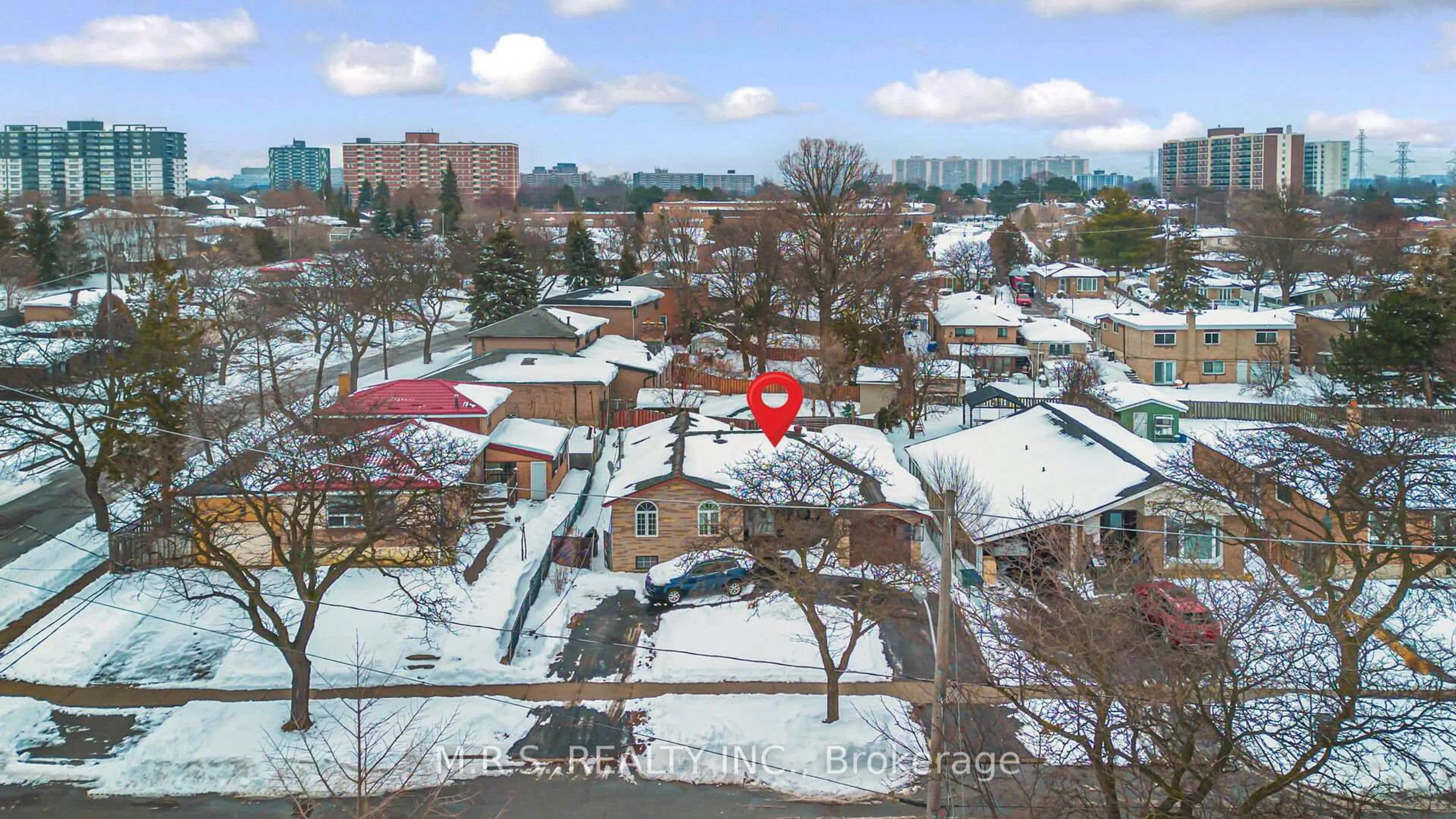 A pic from outside/outdoor area/front of a property/back of a property/a pic from drone, city buildings view from balcony for 61 Bloomington Cres, Toronto Ontario M3N 1R2