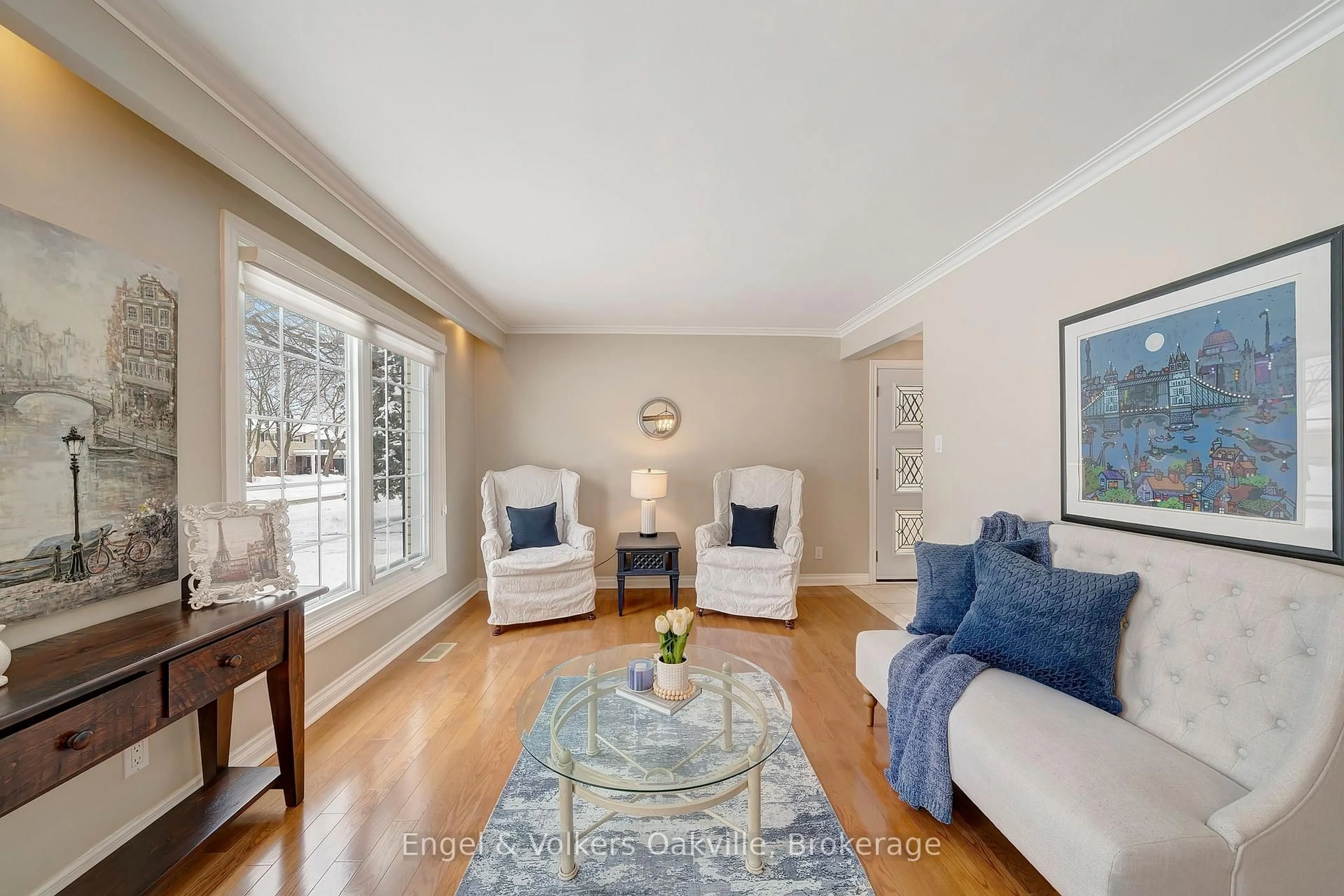 Living room with furniture, unknown for 1250 Tavistock Dr, Burlington Ontario L7P 2N5