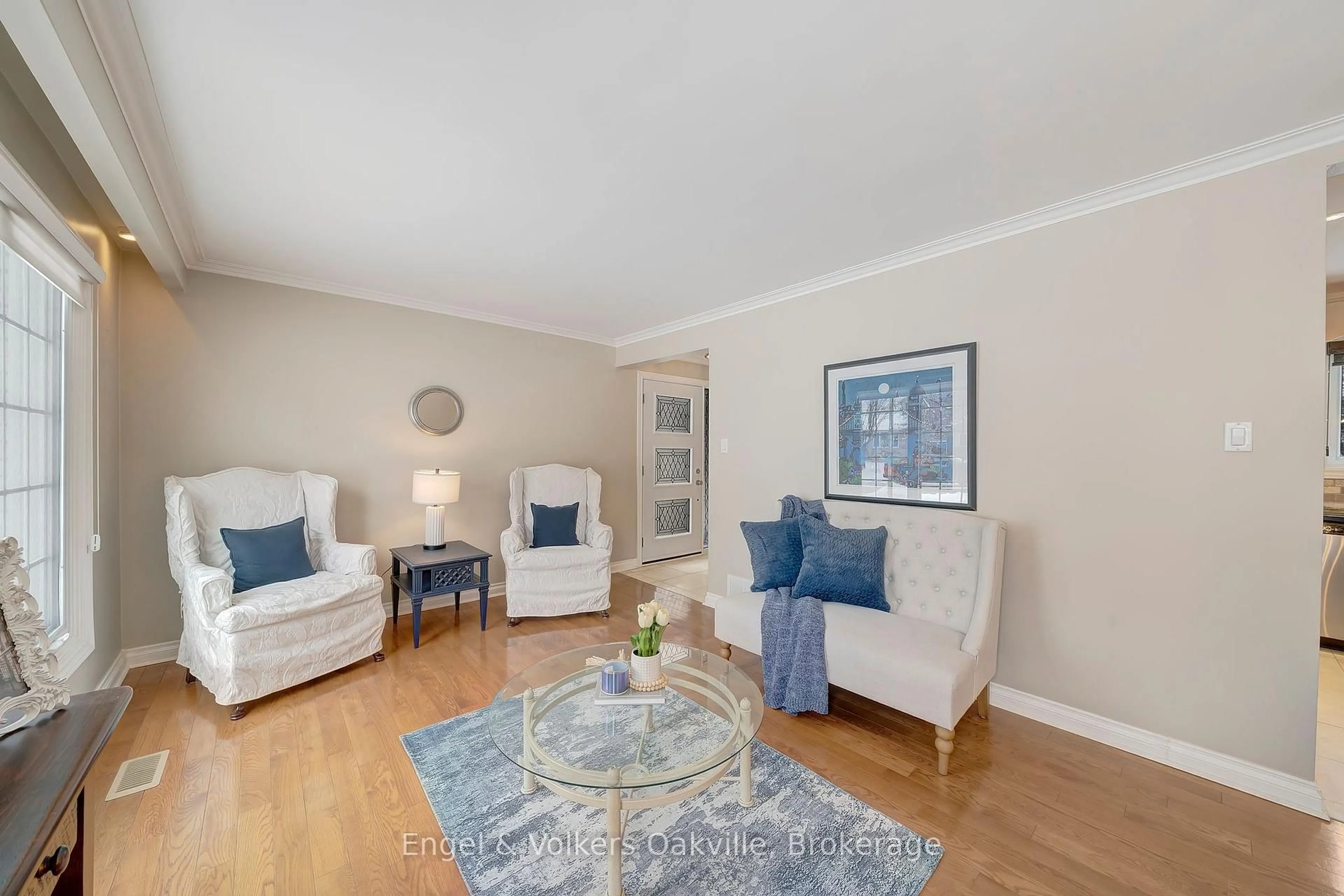 Living room with furniture, unknown for 1250 Tavistock Dr, Burlington Ontario L7P 2N5