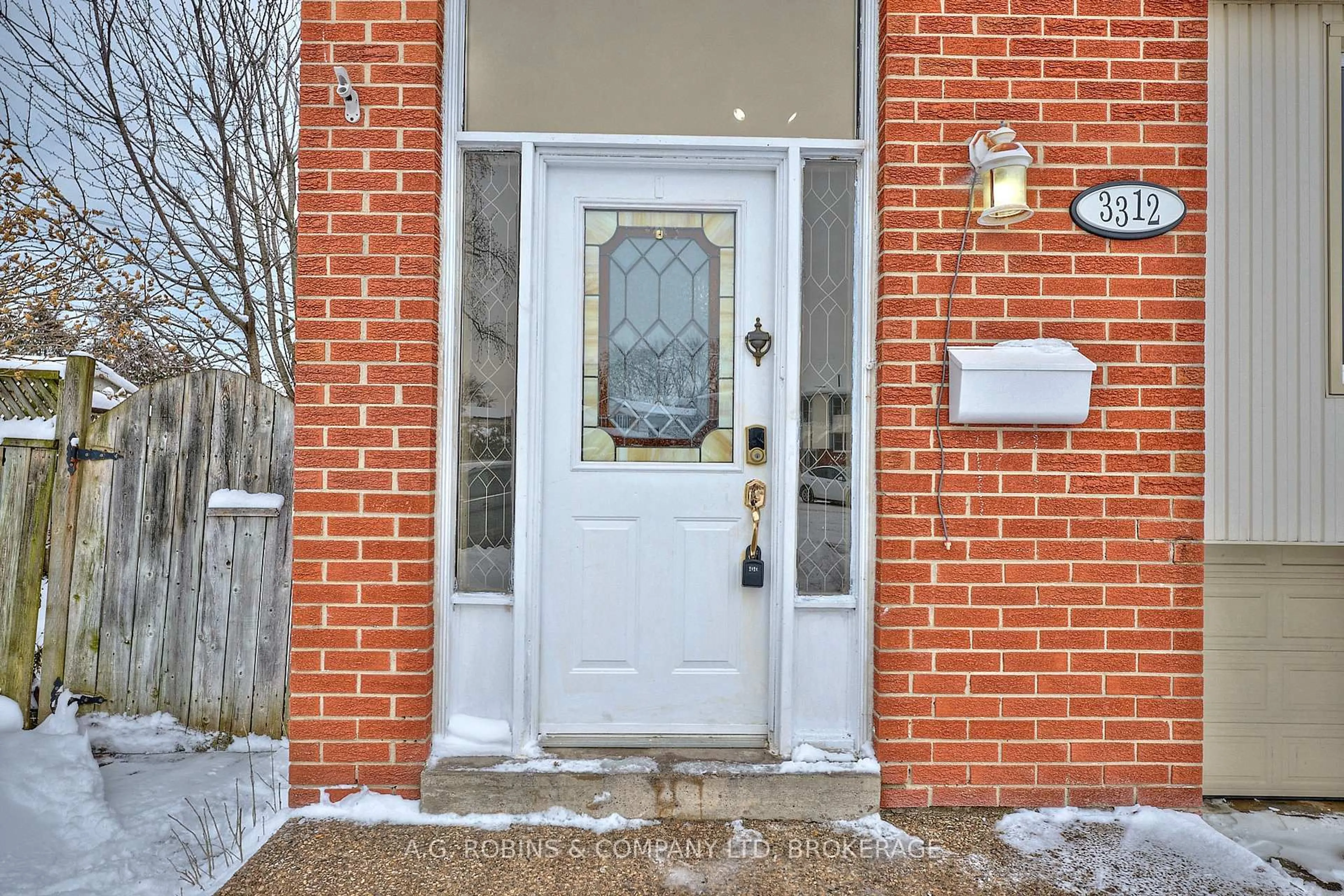 Indoor entryway for 3312 Hannibal Rd, Burlington Ontario L7M 1R7
