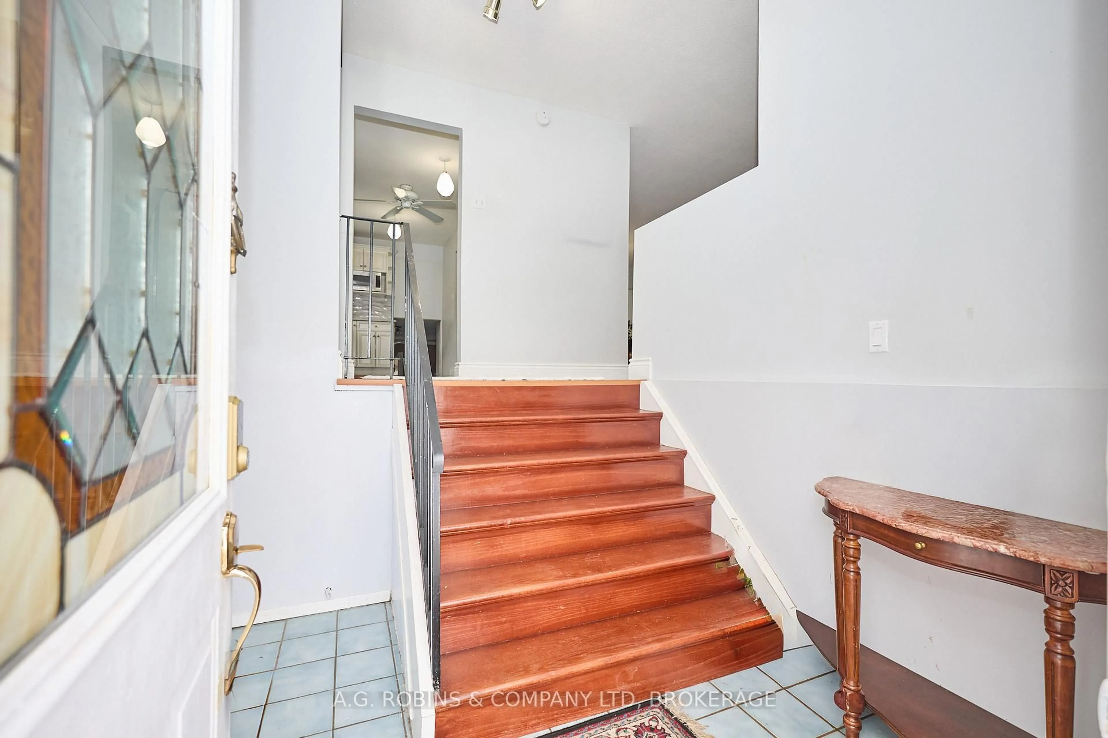 Indoor foyer for 3312 Hannibal Rd, Burlington Ontario L7M 1R7