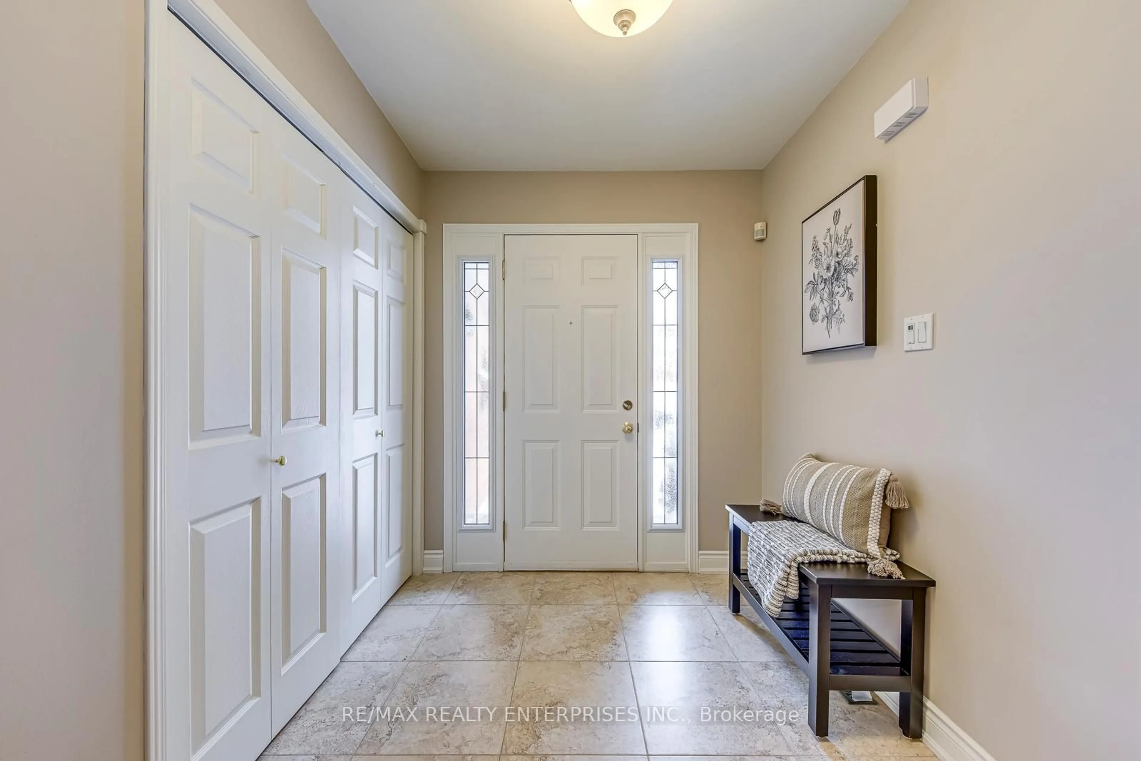 Indoor entryway for 1356 Chedboro Cres, Oakville Ontario L6J 7A3