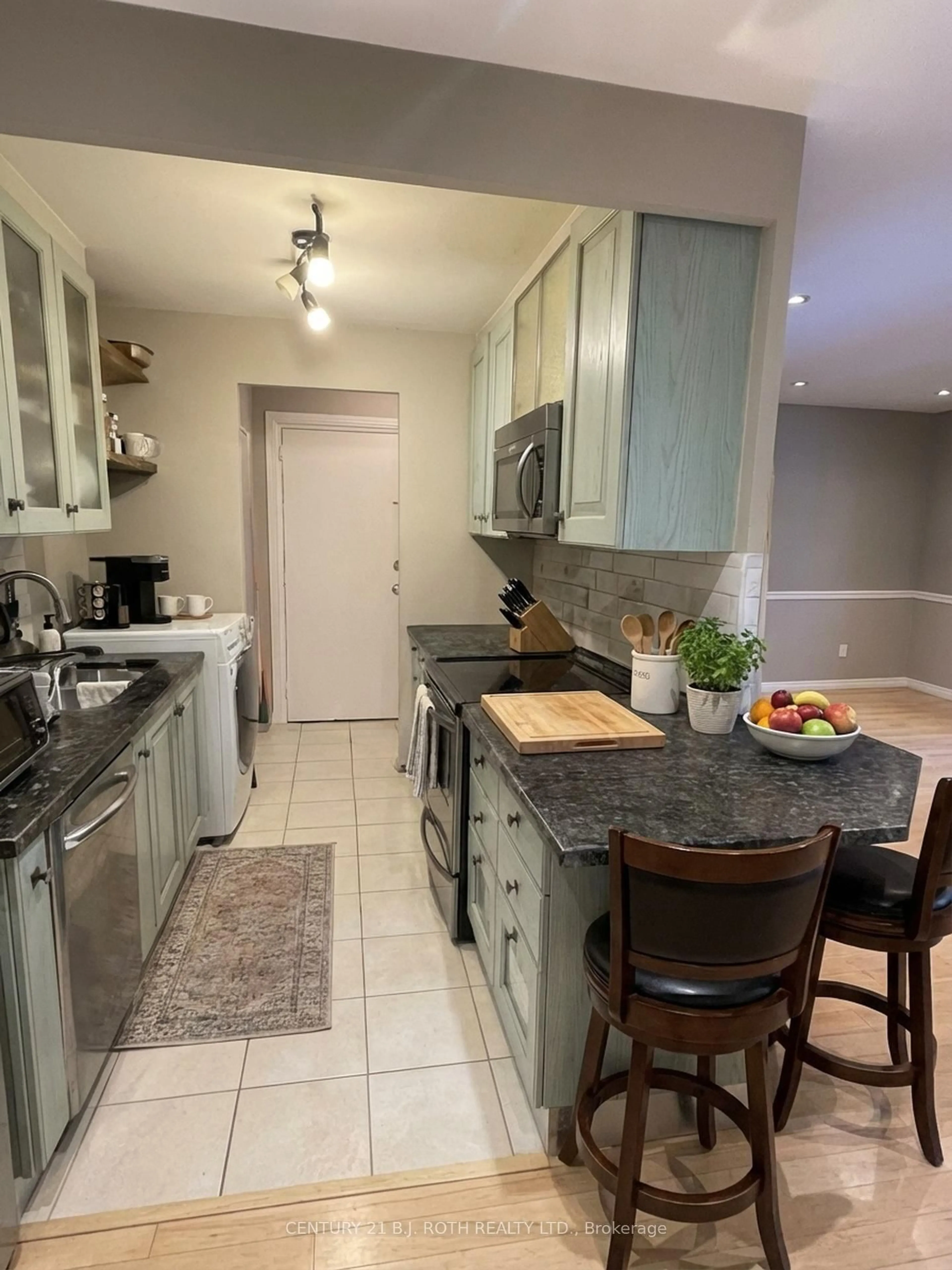 Open concept kitchen, ceramic/tile floor for 50 Gulliver Rd #508, Toronto Ontario M6M 2N2