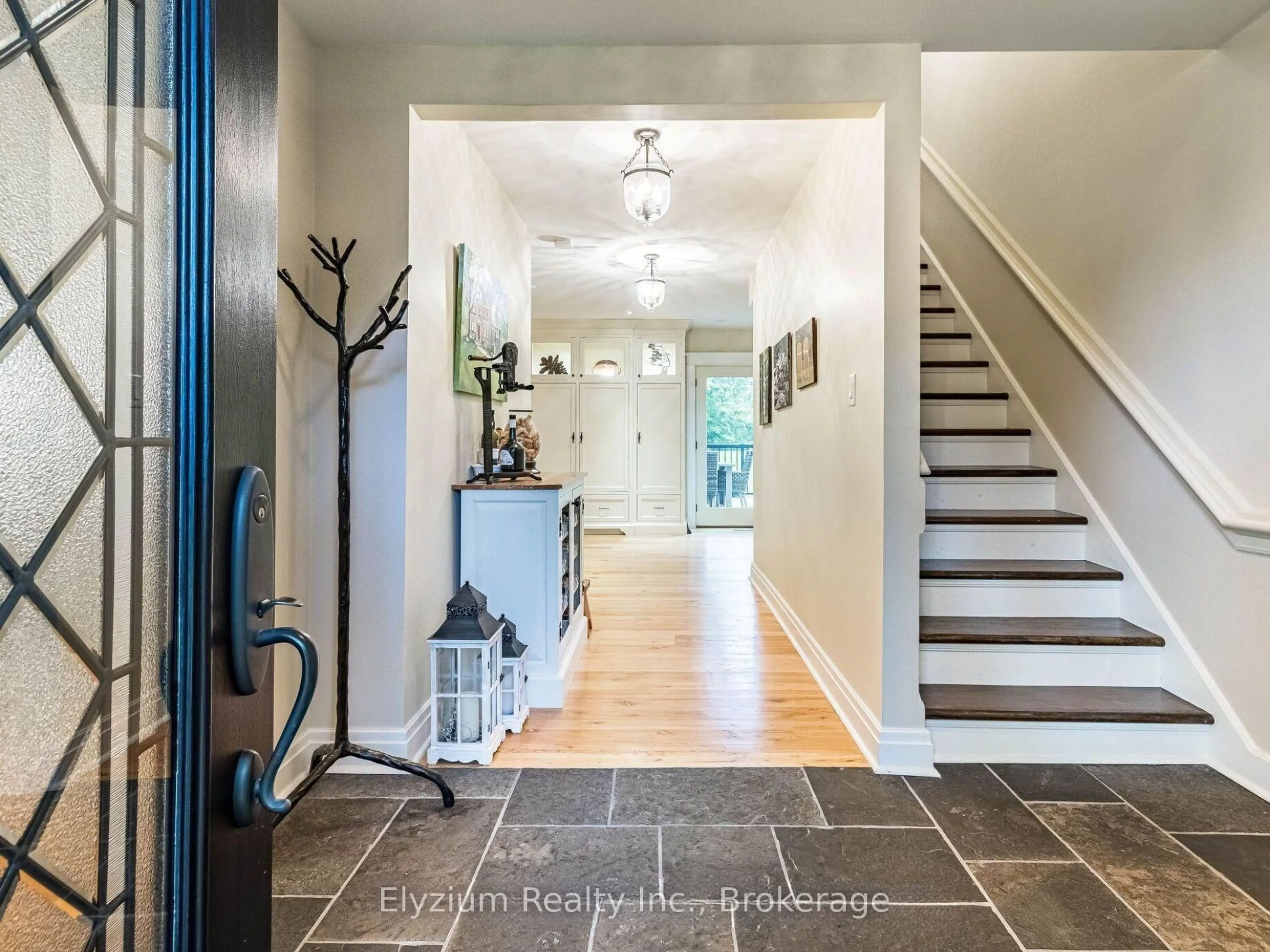 Indoor entryway for 27 Cedar Dr, Caledon Ontario L7K 1H5