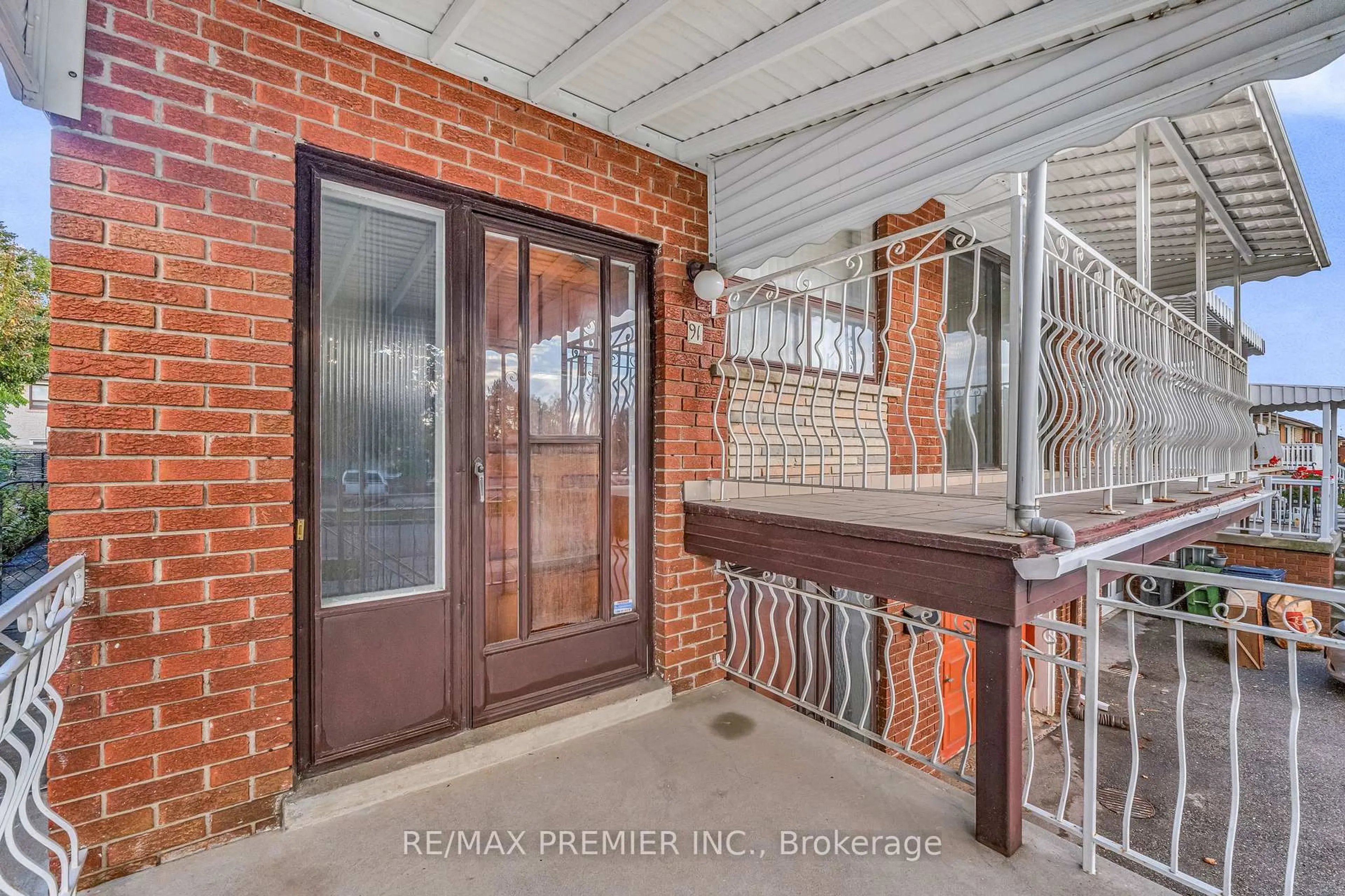 Indoor entryway for 91 Hucknall Rd, Toronto Ontario M3H 1W1