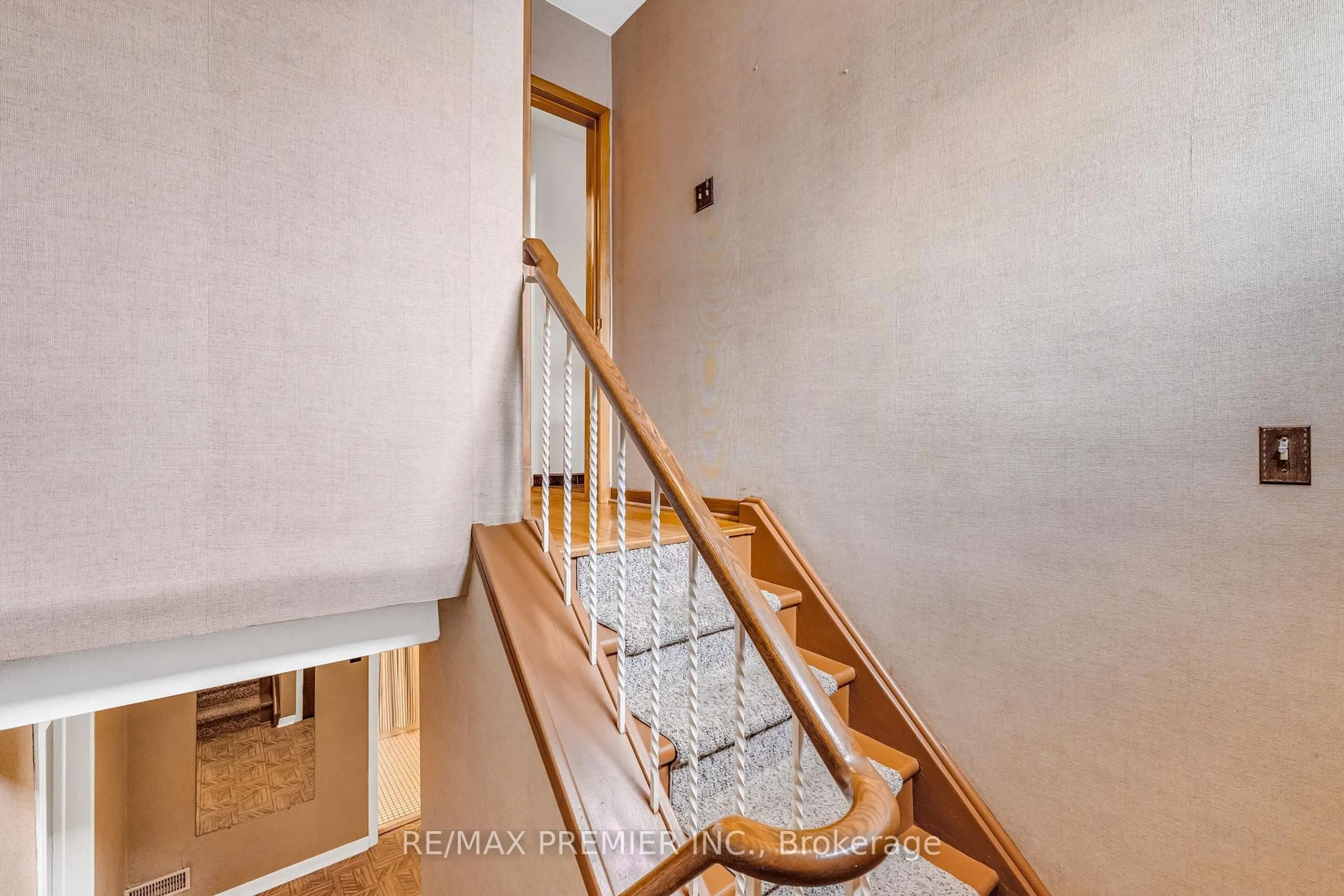 Stairs for 91 Hucknall Rd, Toronto Ontario M3H 1W1
