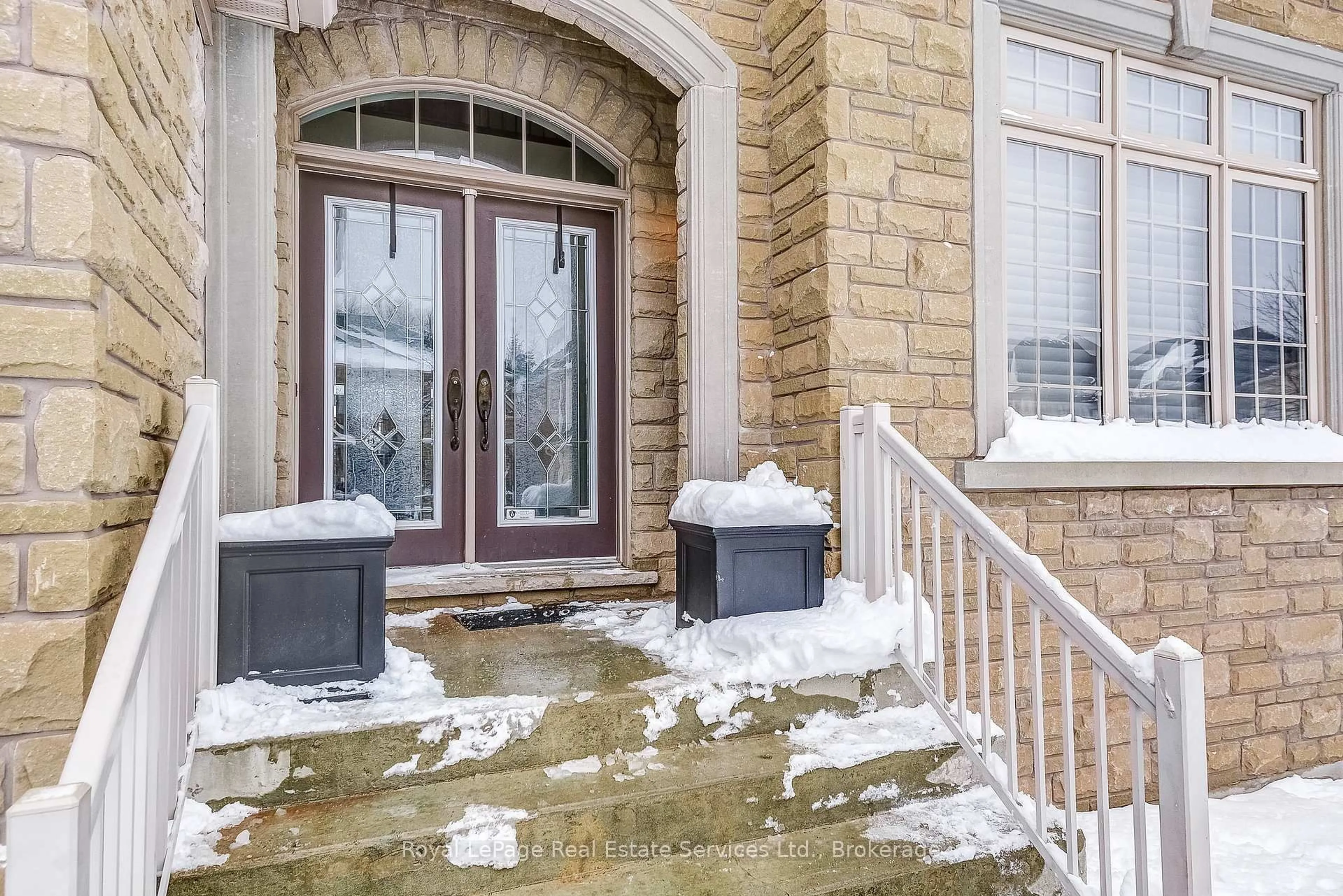 Indoor entryway for 2331 Rideau Dr, Oakville Ontario L6H 7R6