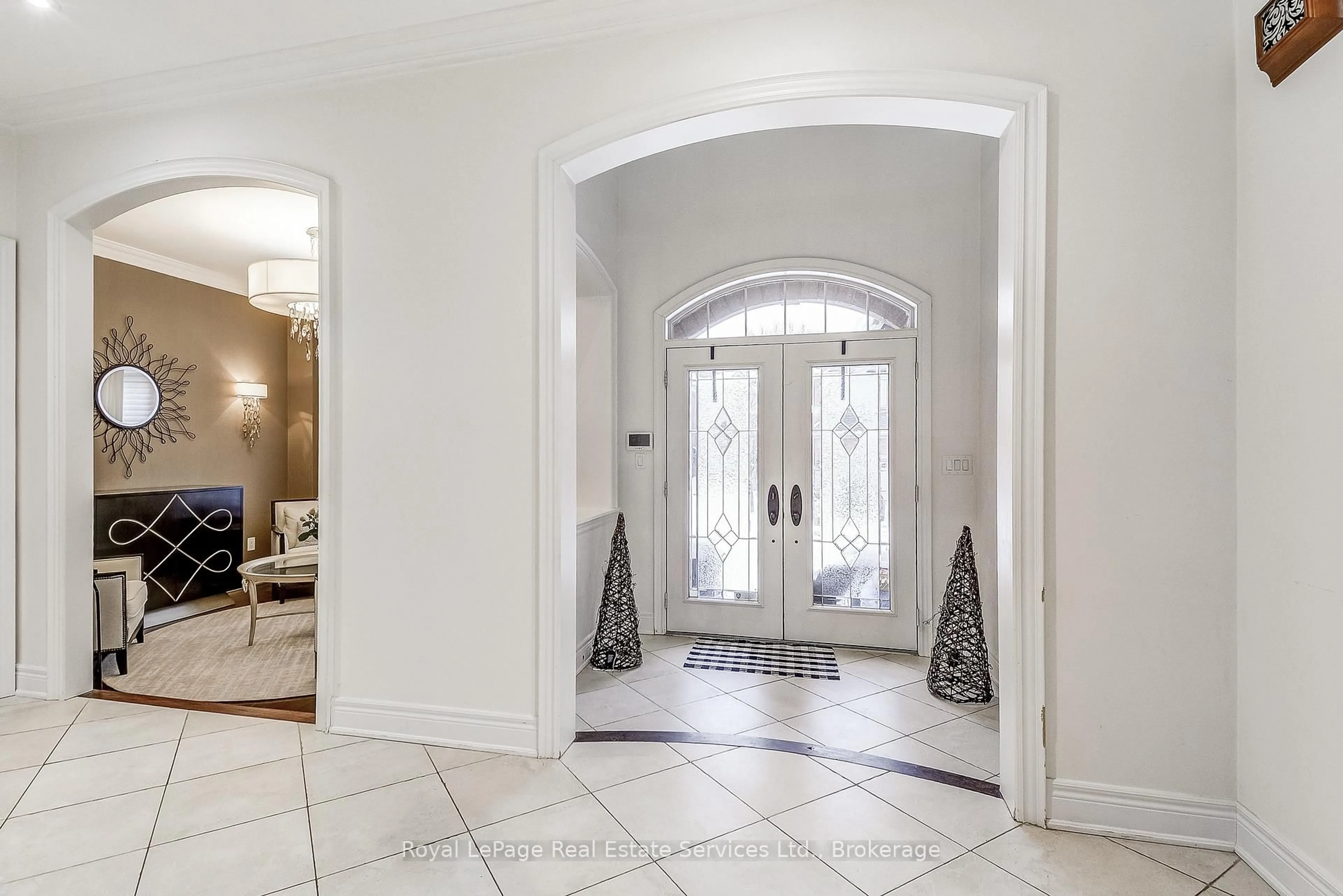 Indoor entryway for 2331 Rideau Dr, Oakville Ontario L6H 7R6