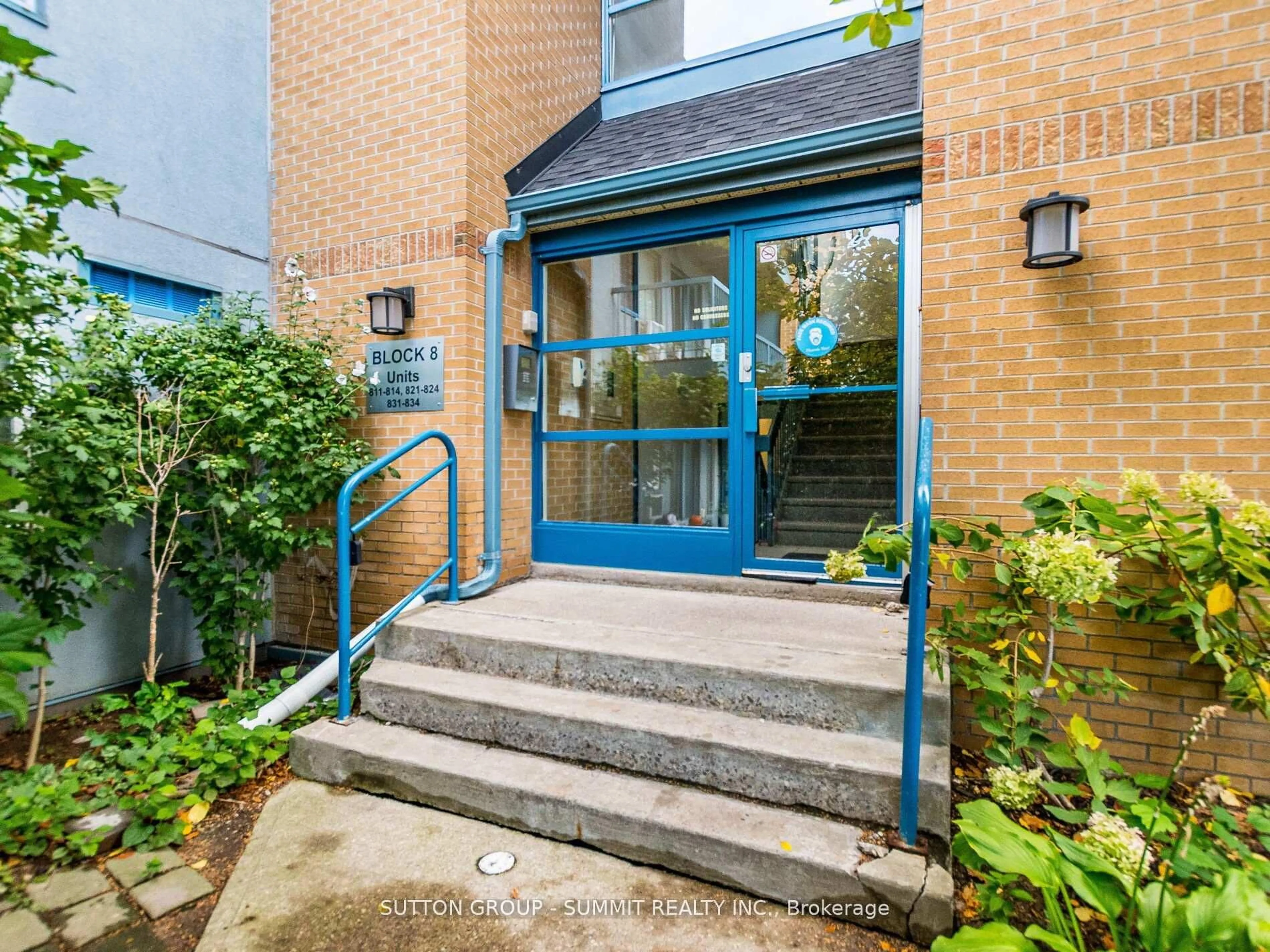 Indoor foyer for 95 Trailwood Dr #811, Mississauga Ontario L4Z 3L2