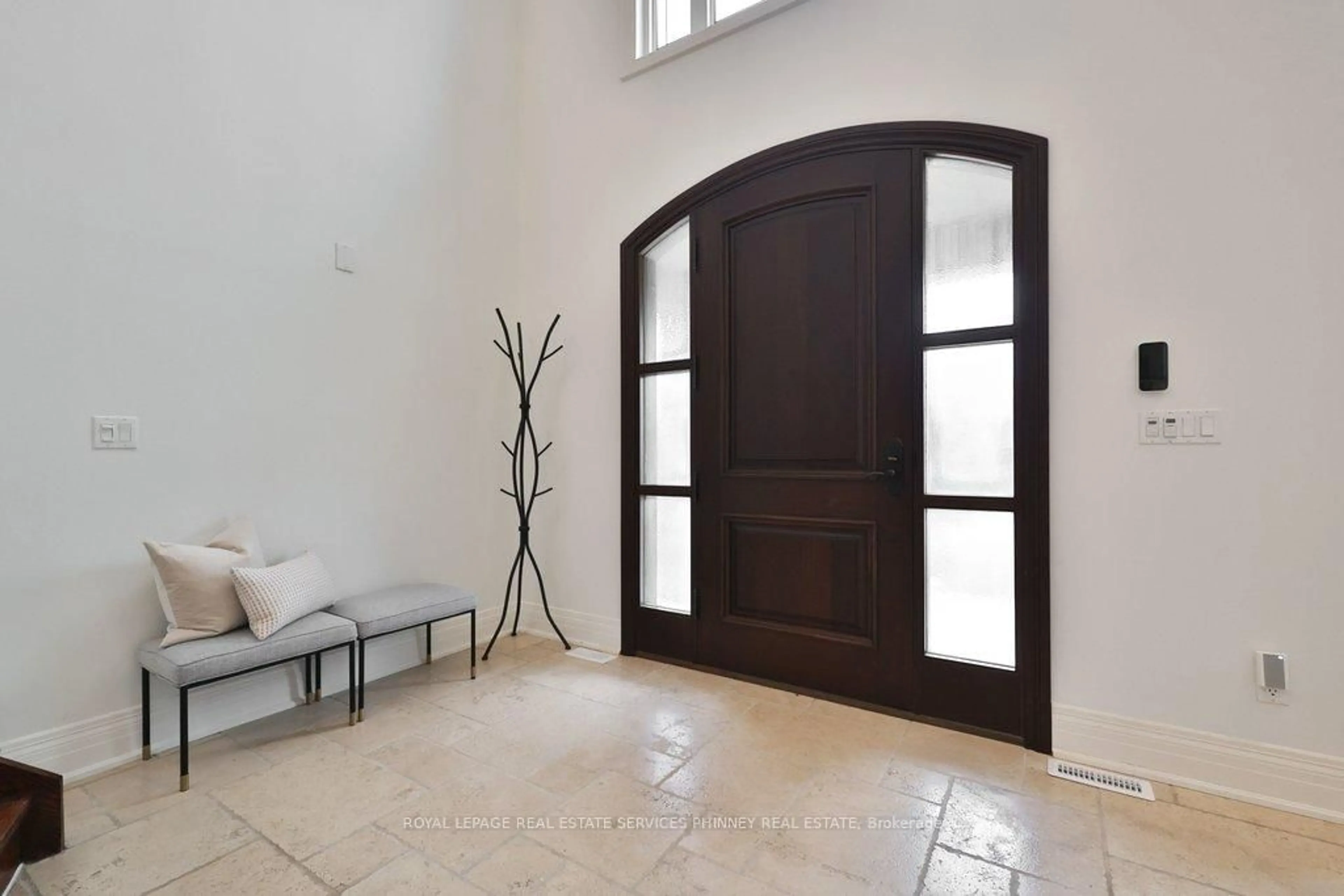 Indoor entryway for 253 Jones St, Oakville Ontario L6L 3G5