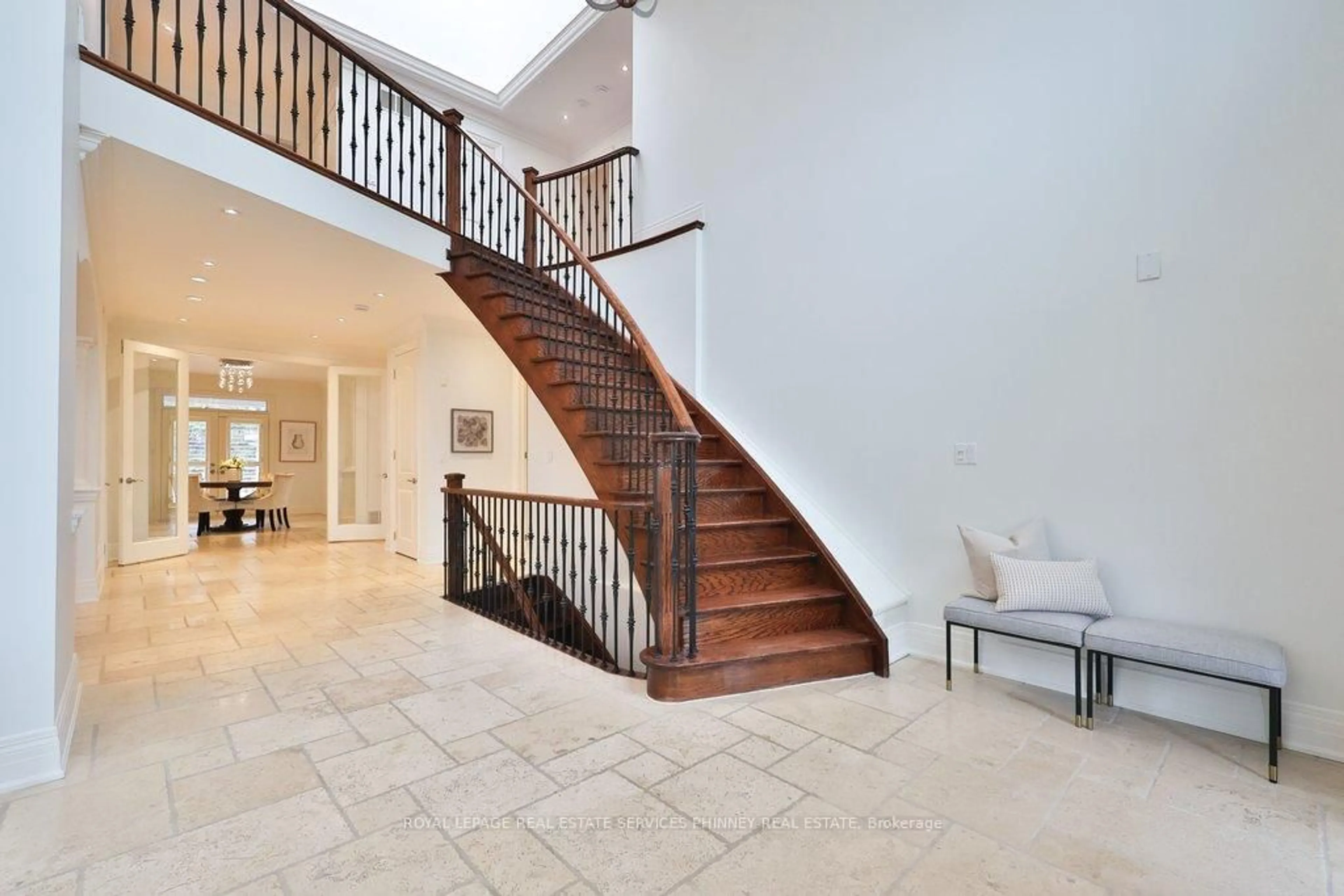 Indoor foyer for 253 Jones St, Oakville Ontario L6L 3G5