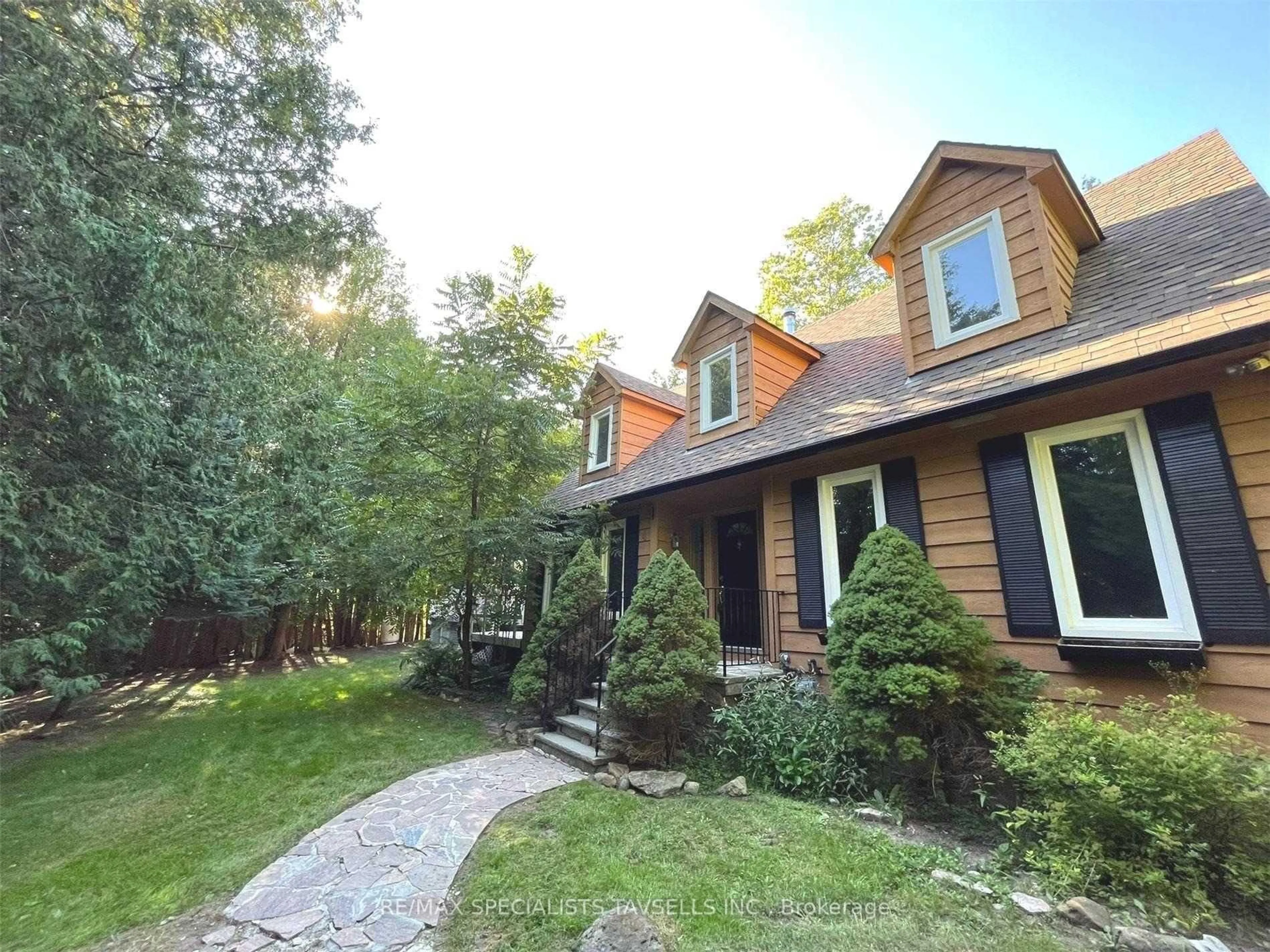 A pic from outside/outdoor area/front of a property/back of a property/a pic from drone, mountain view for 4 Sunshine Mountain Dr, Caledon Ontario L7C 0A1