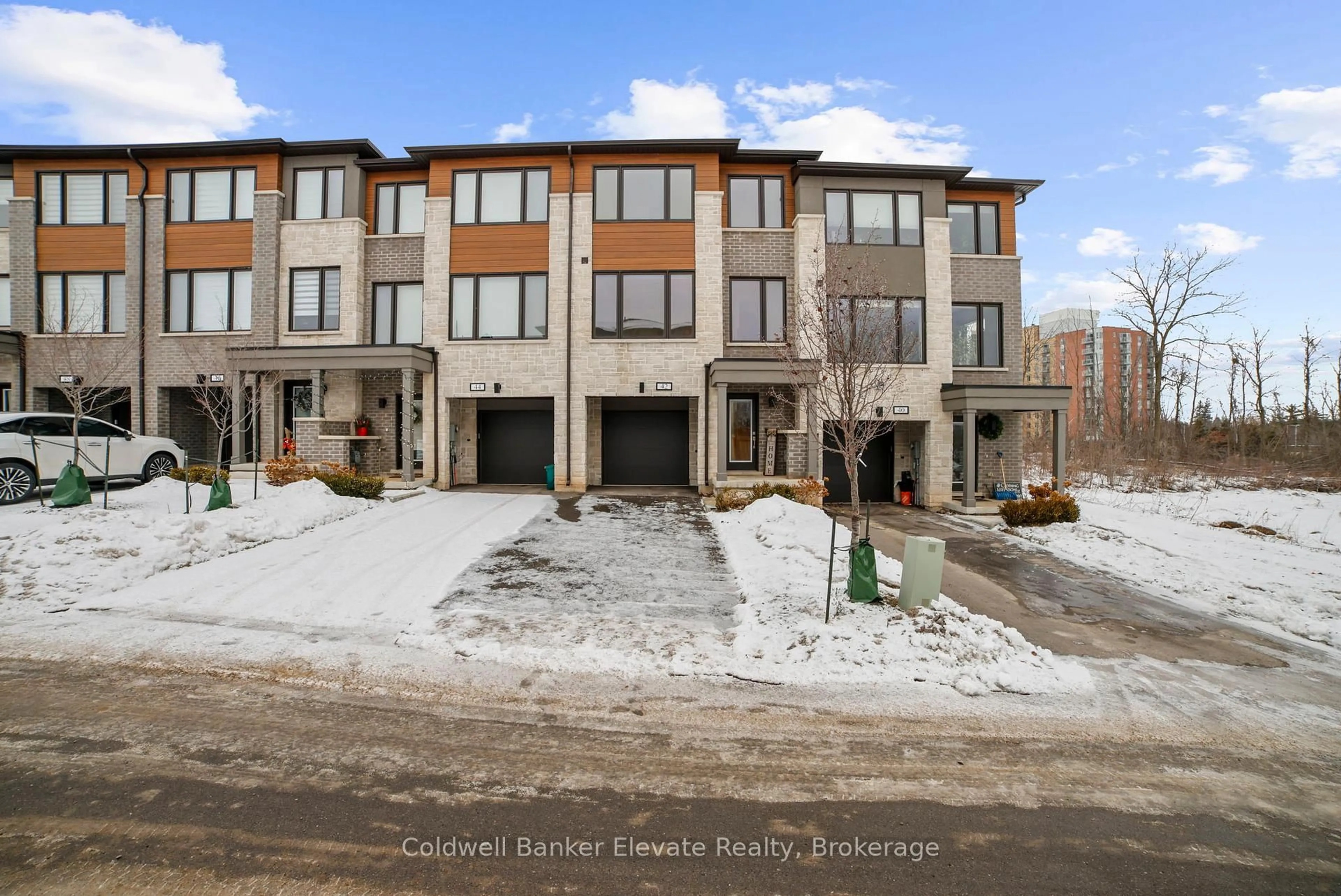 A pic from outside/outdoor area/front of a property/back of a property/a pic from drone, street for 42 Windtree Way, Halton Hills Ontario L7G 0C4