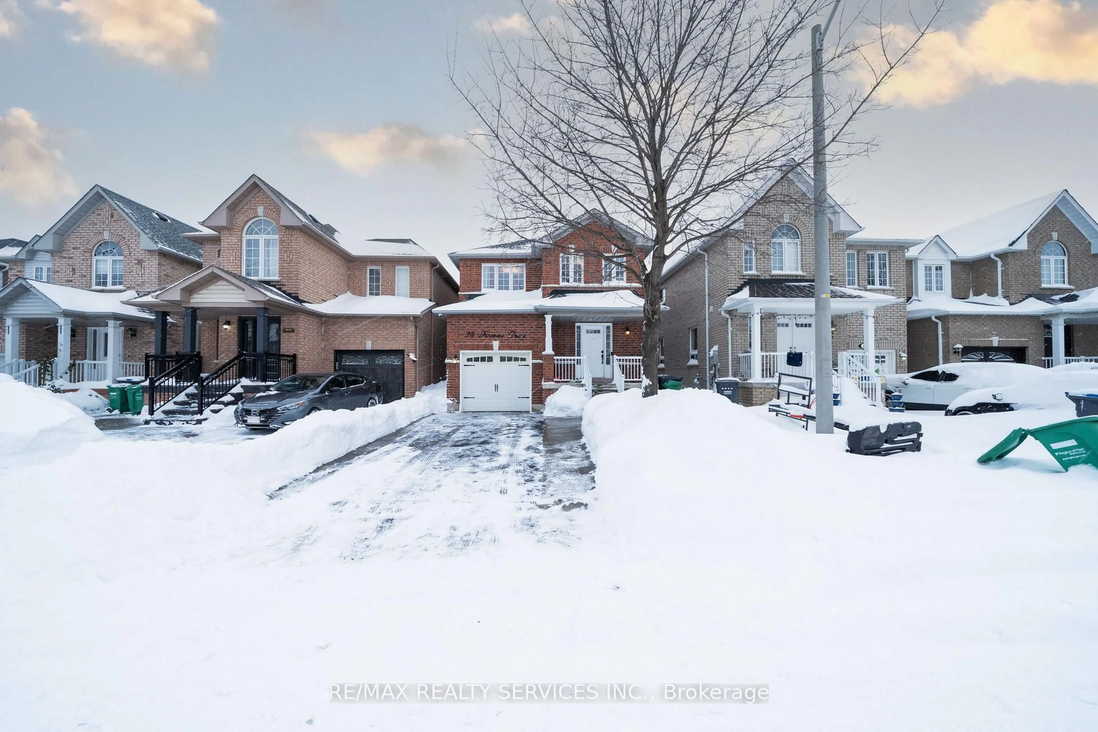 A pic from outside/outdoor area/front of a property/back of a property/a pic from drone, street for 24 Florence Dr, Brampton Ontario L7A 2M4