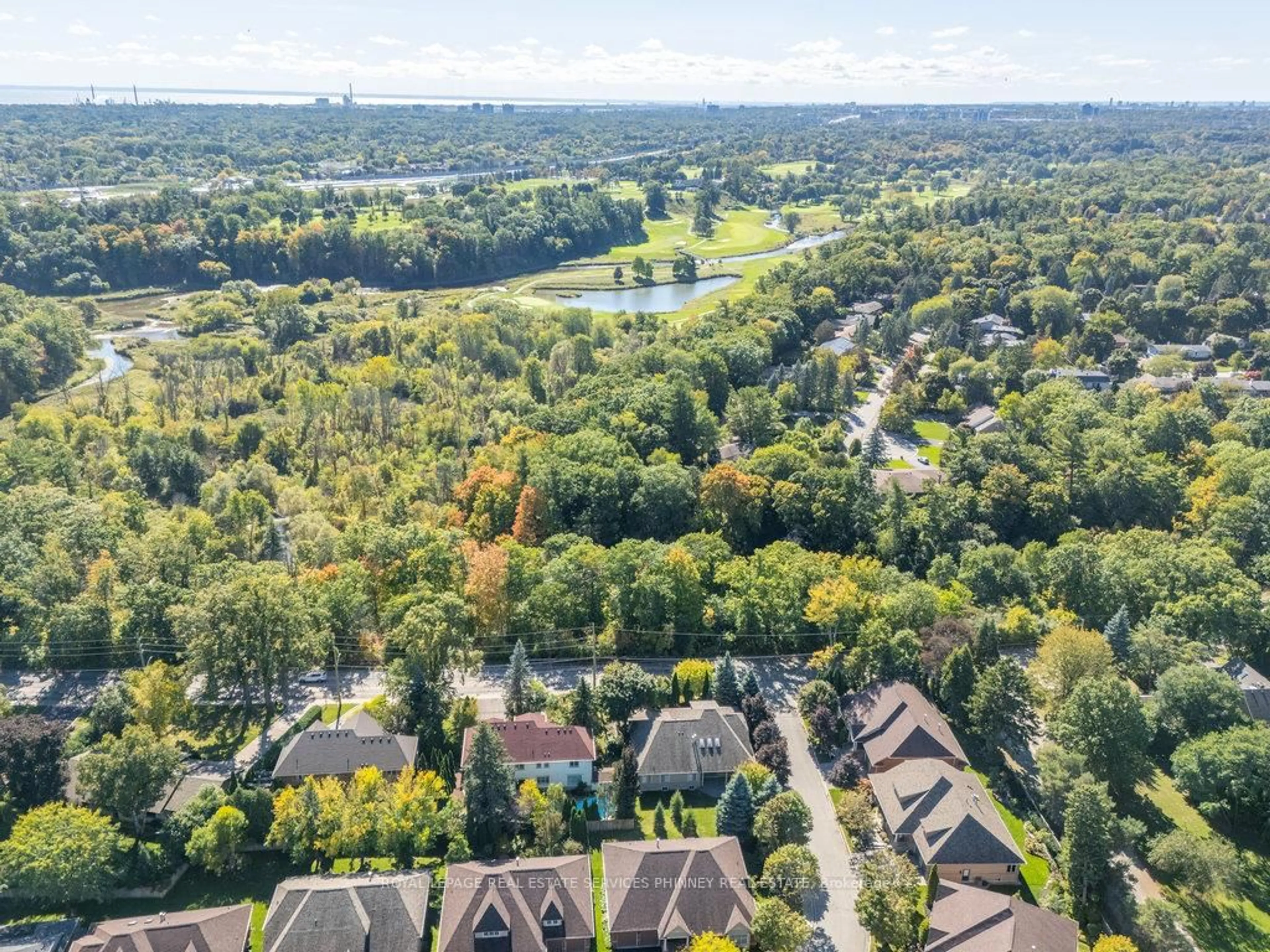 A pic from outside/outdoor area/front of a property/back of a property/a pic from drone, water/lake/river/ocean view for 2165 Stavebank Rd #27, Mississauga Ontario L5C 1T3