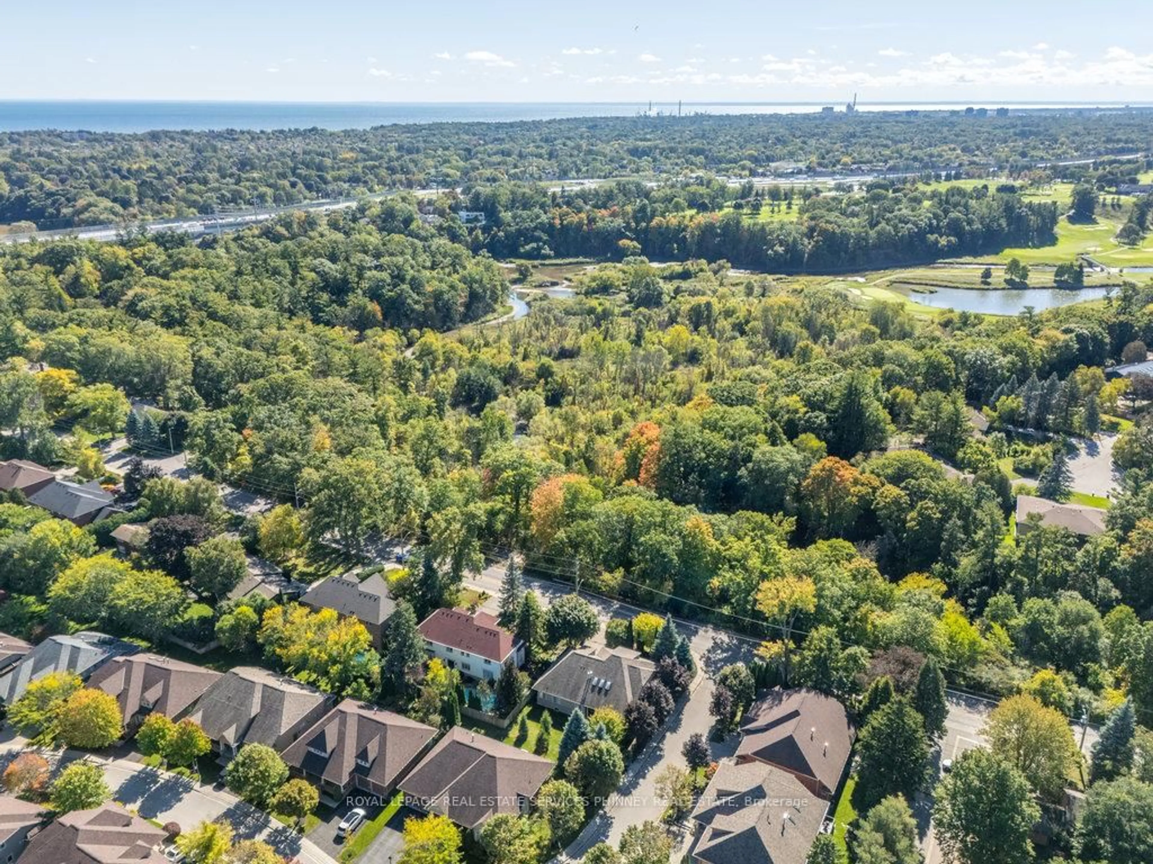 A pic from outside/outdoor area/front of a property/back of a property/a pic from drone, water/lake/river/ocean view for 2165 Stavebank Rd #27, Mississauga Ontario L5C 1T3