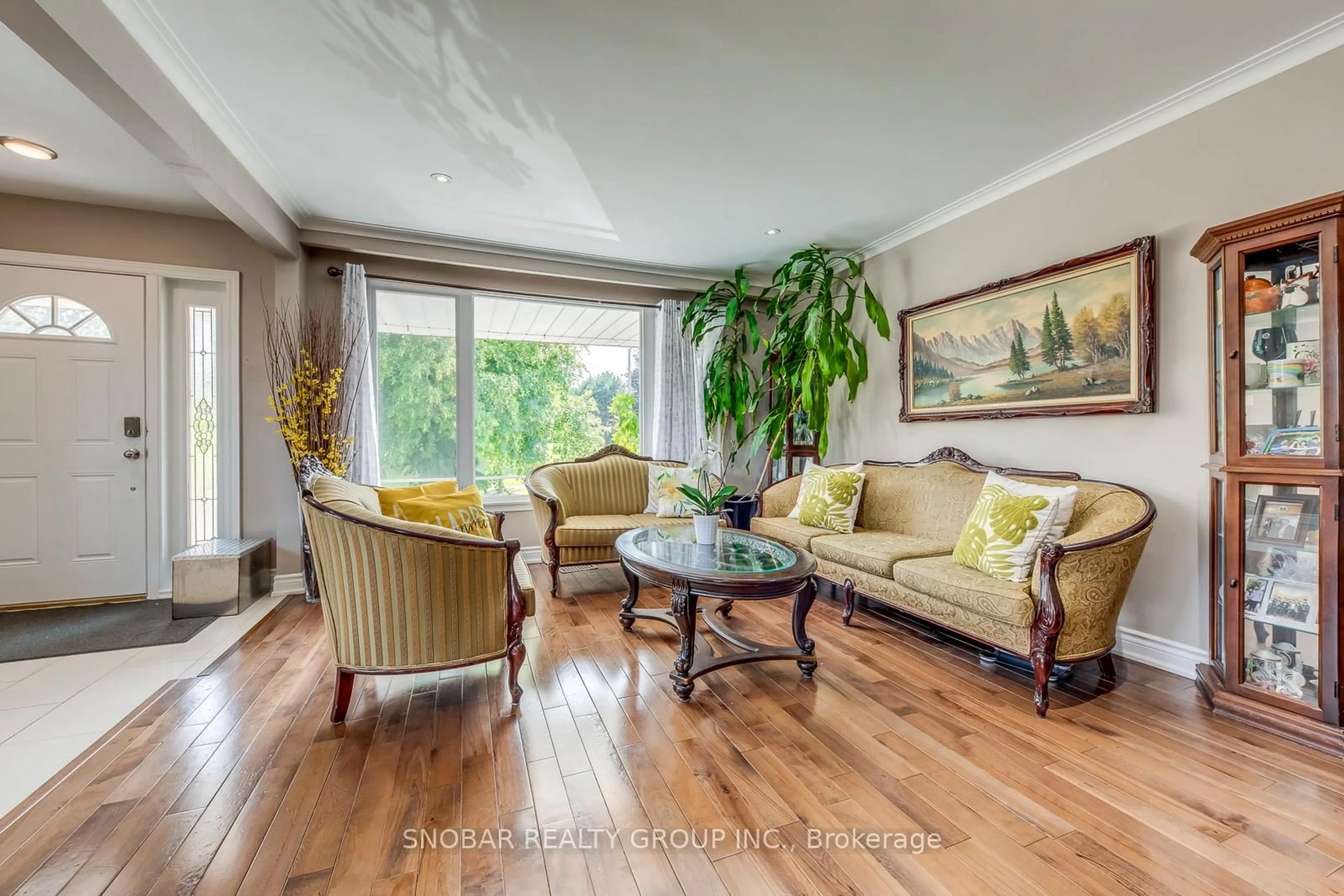 Living room with furniture, wood/laminate floor for 5 Earldown Dr, Toronto Ontario M9R 2L4