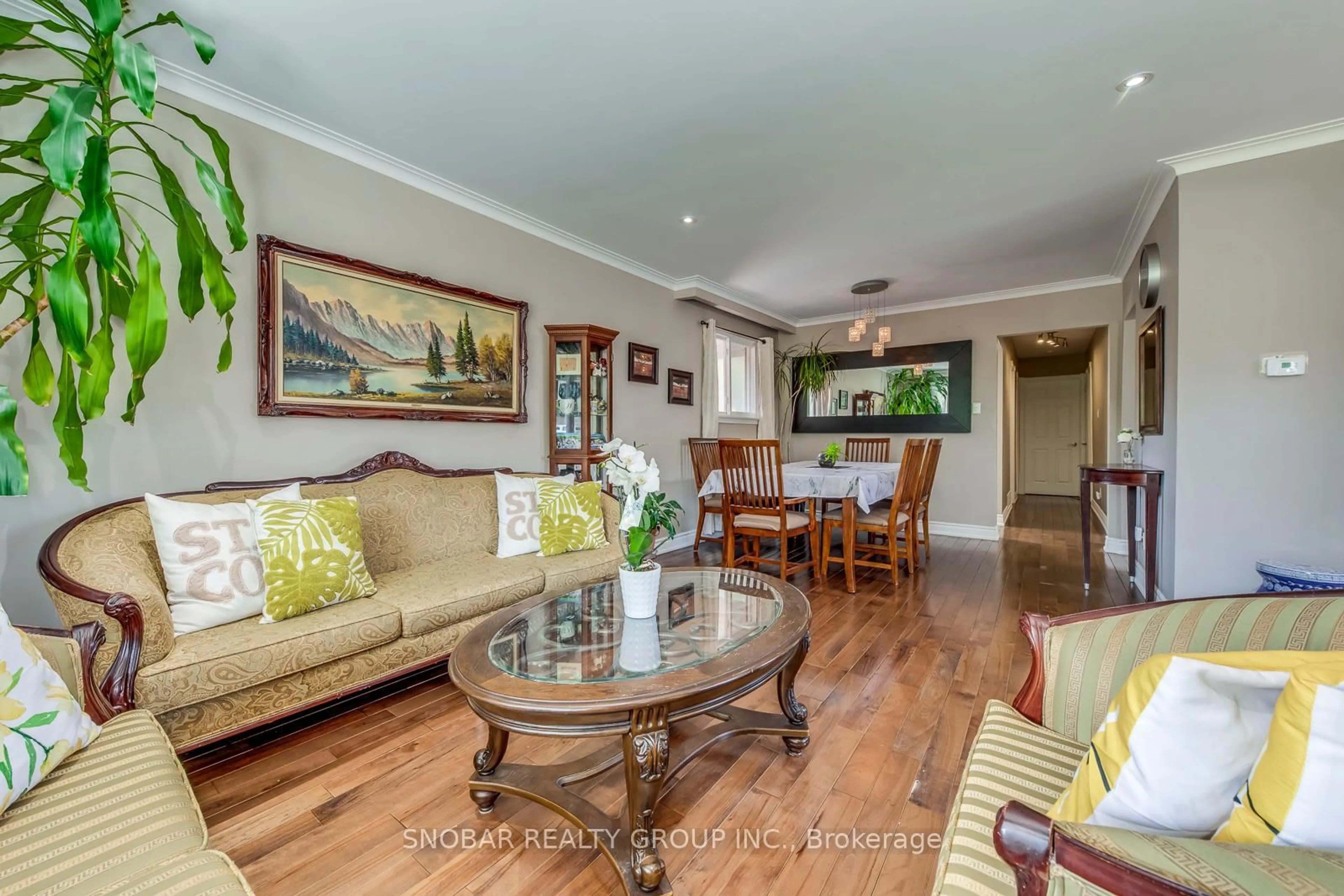 Living room with furniture, wood/laminate floor for 5 Earldown Dr, Toronto Ontario M9R 2L4