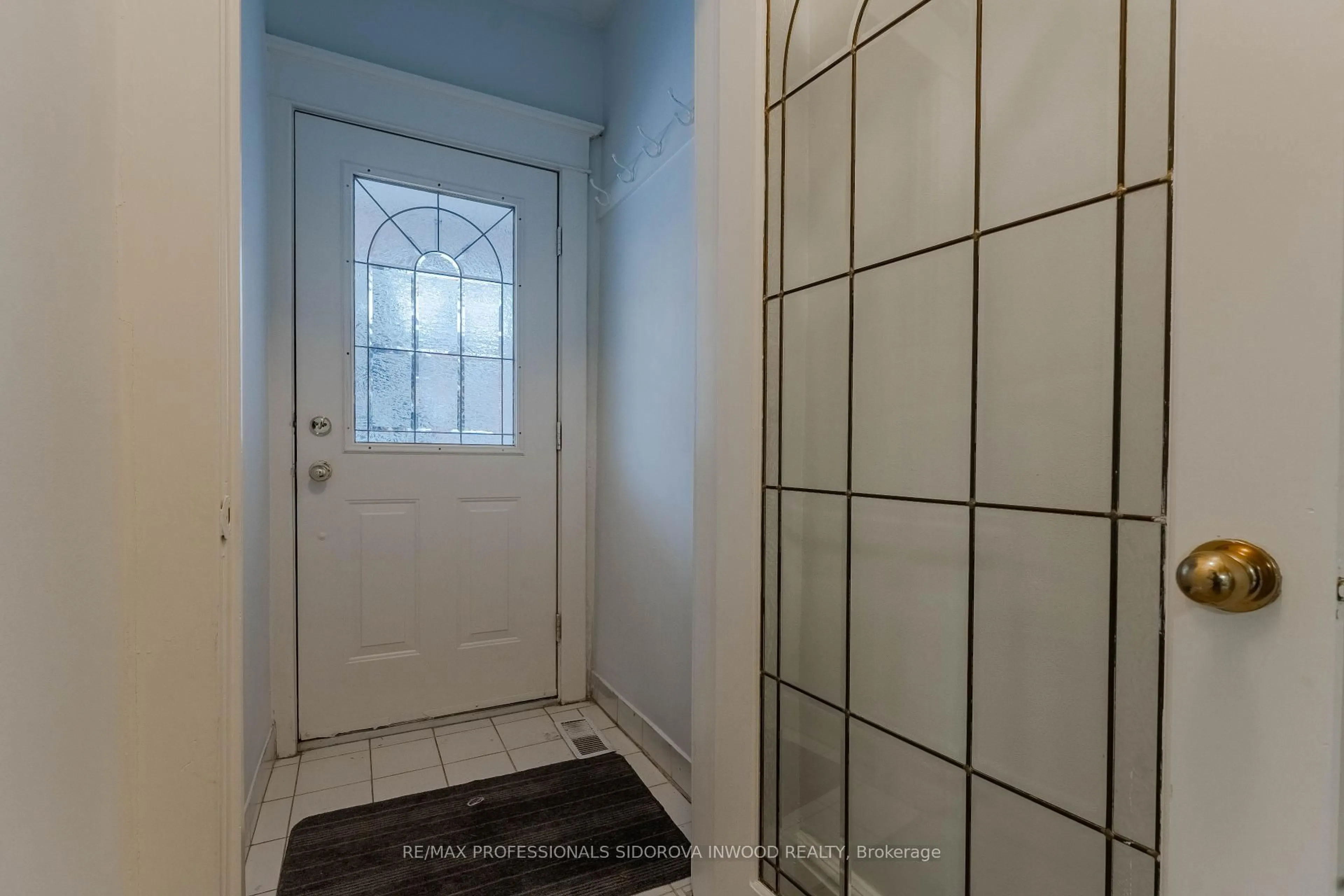 Indoor entryway for 33 Mapleview Ave, Toronto Ontario M6S 3A6