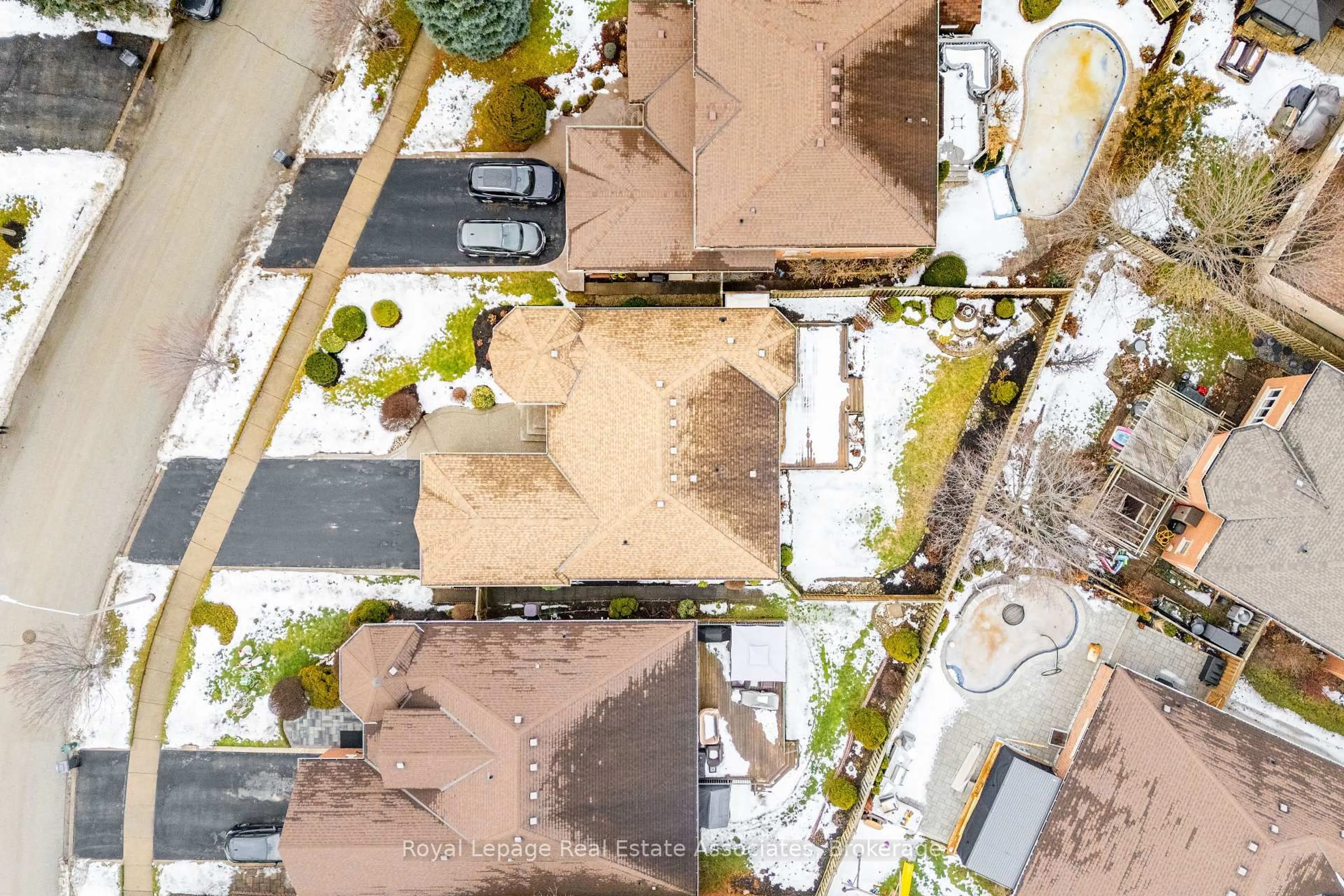 A pic from outside/outdoor area/front of a property/back of a property/a pic from drone, street for 91 Samuel Cres, Halton Hills Ontario L7G 5J3