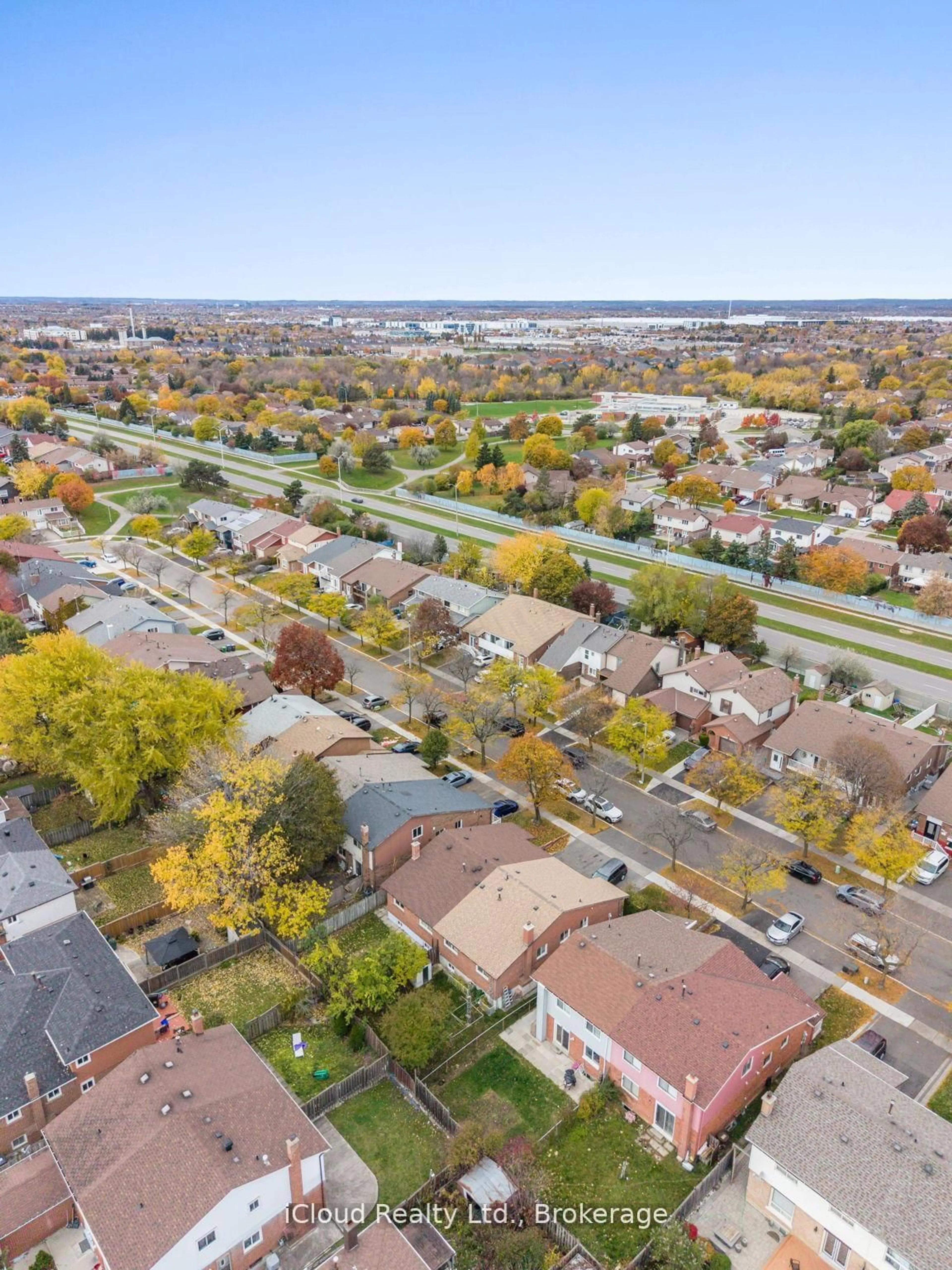 A pic from outside/outdoor area/front of a property/back of a property/a pic from drone, street for 35 Carter Dr, Brampton Ontario L6V 3N4