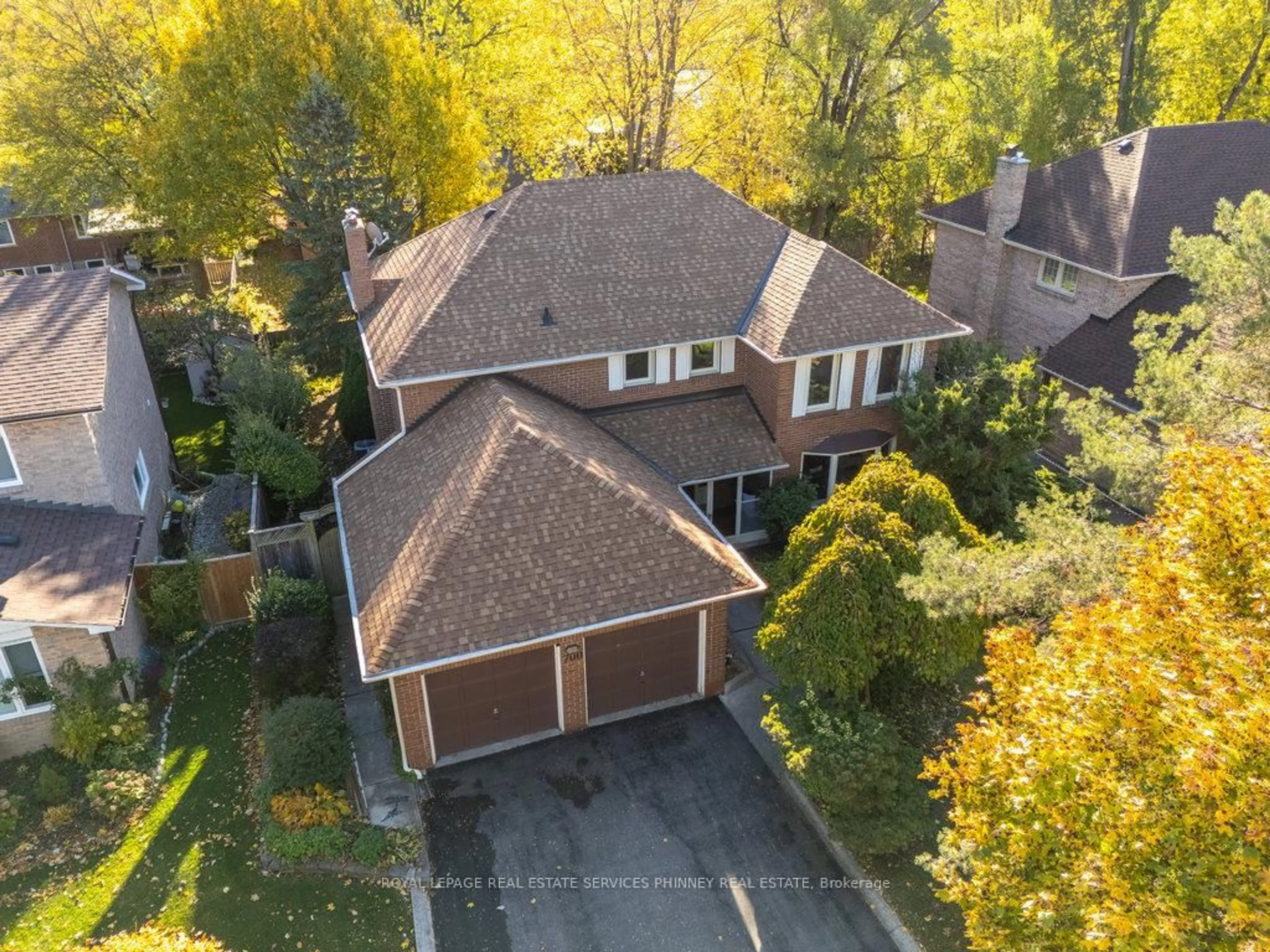 A pic from outside/outdoor area/front of a property/back of a property/a pic from drone, street for 700 Fieldstone Rd, Mississauga Ontario L5C 3M5