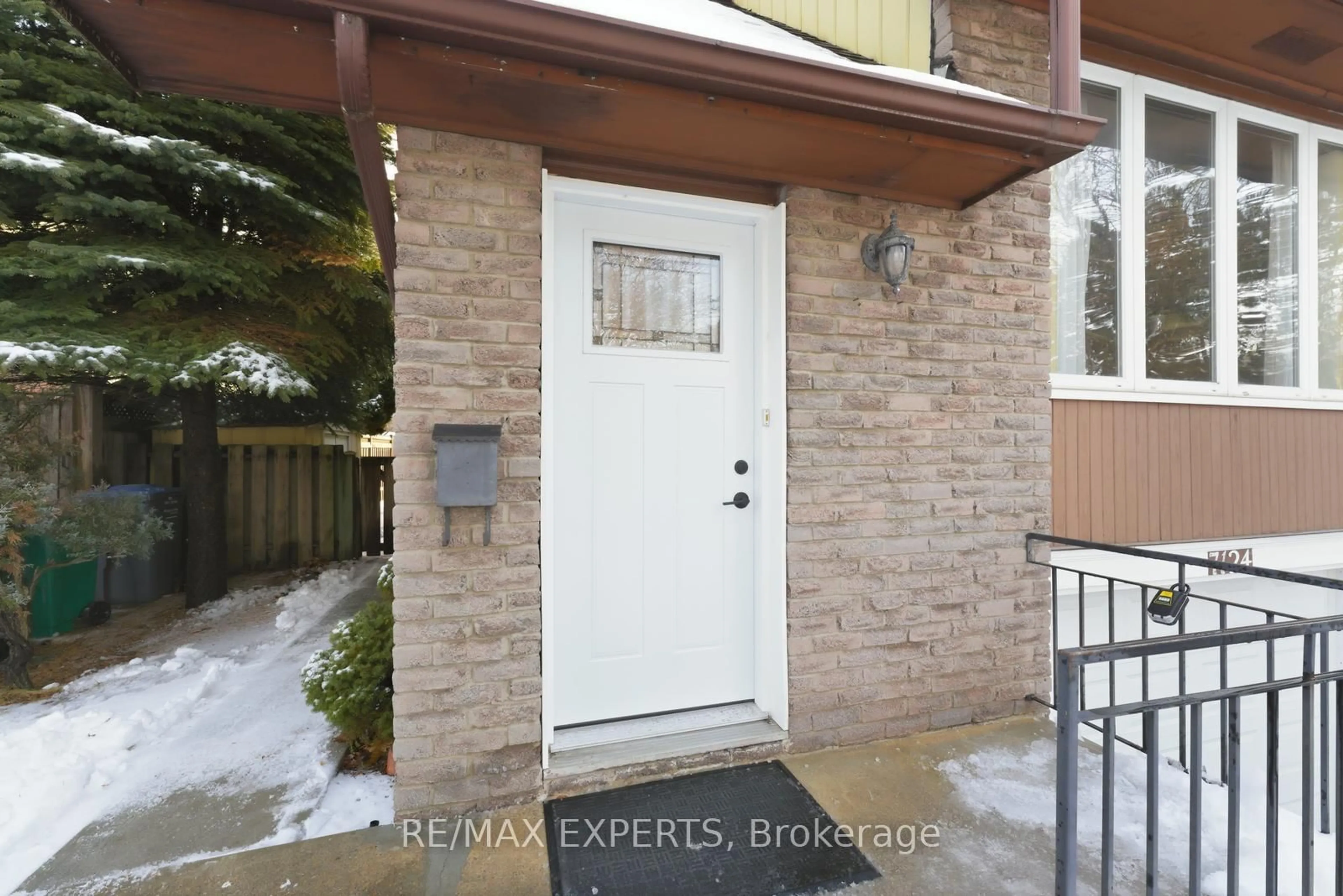 Indoor entryway for 7124 Cadiz Cres, Mississauga Ontario L5N 1Y4
