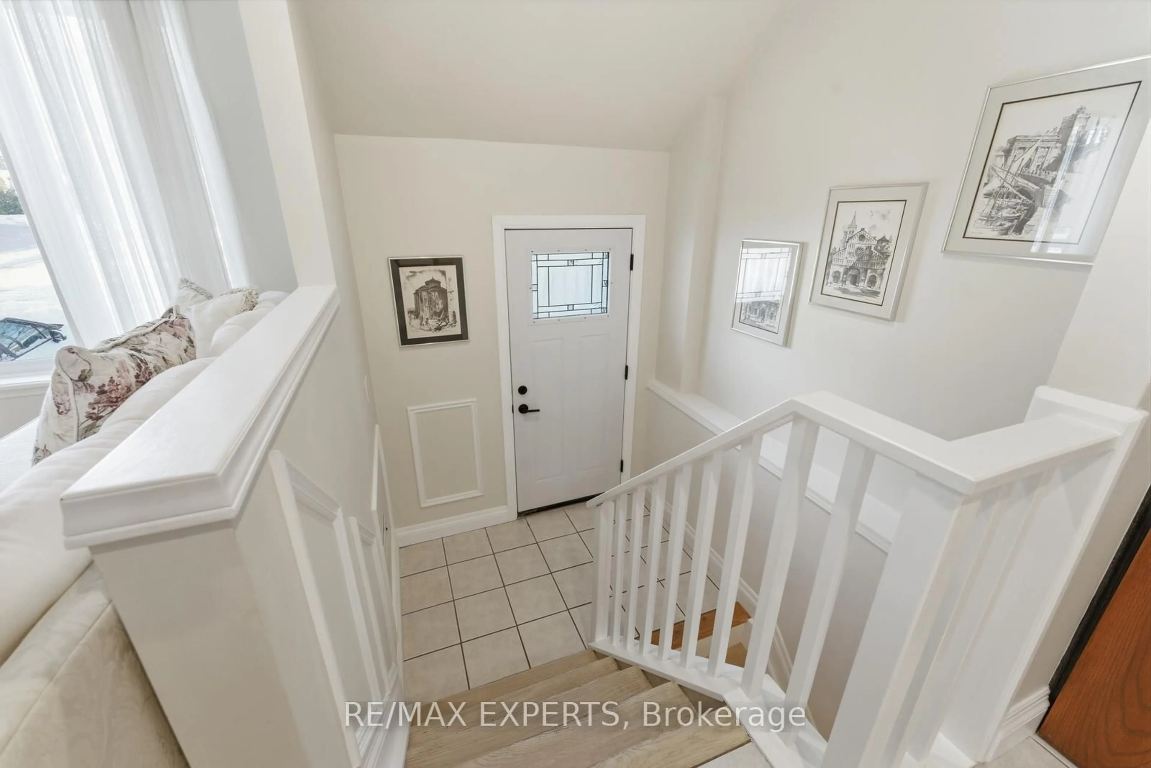 Indoor entryway for 7124 Cadiz Cres, Mississauga Ontario L5N 1Y4